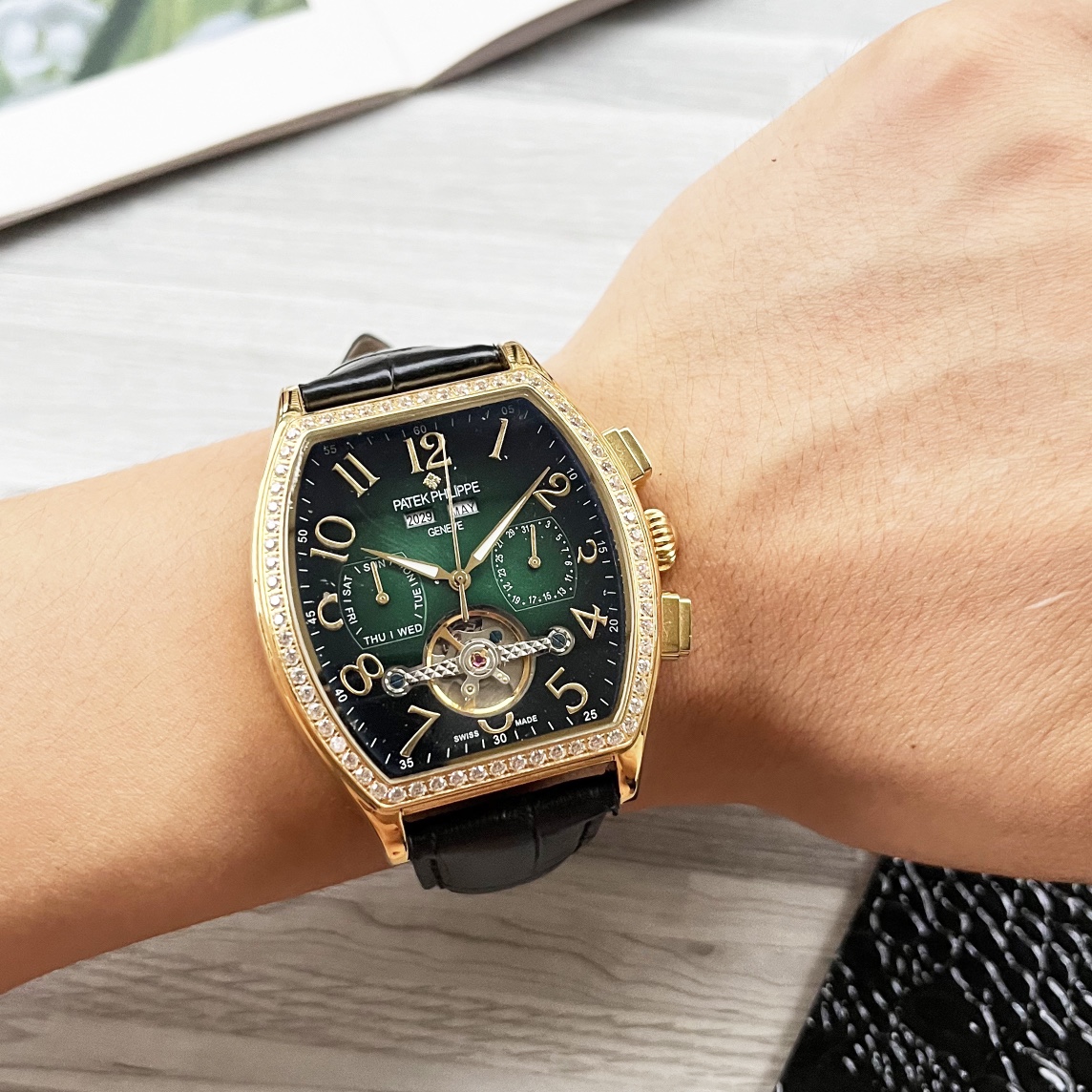 NO:339276,White gold wine barrel new product shockingly launched [Latest] Patek Philippe multi-functional quality, three-pin large flywheel design [Type] boutique men's watch [Watch strap] real cowhide strap [Movement] high-end fully automatic mechanical movement [Mirror] mineral reinforced glass (more high definition) Elegant taste, vast and atmospheric, ingenious, wrist treasure, size diameter 42mm thick 12.5mm hot sale!  Welcome to reprint!  ,,patek philippe,cowhide19860909白 金 酒桶新品 震撼上市【最新】百达翡丽 多功能精品,三针大飞轮设计【类型】精品男士腕表【表带】真牛皮表带【机芯】高端全自动机械机芯【镜面】矿物质强化玻璃（更高清） 品味高雅 浩瀚大气 匠心独运 腕间瑰宝 尺寸直径42mm厚12.5mm热卖上市！欢迎转载！,,patek philippe,cowhide,Watch