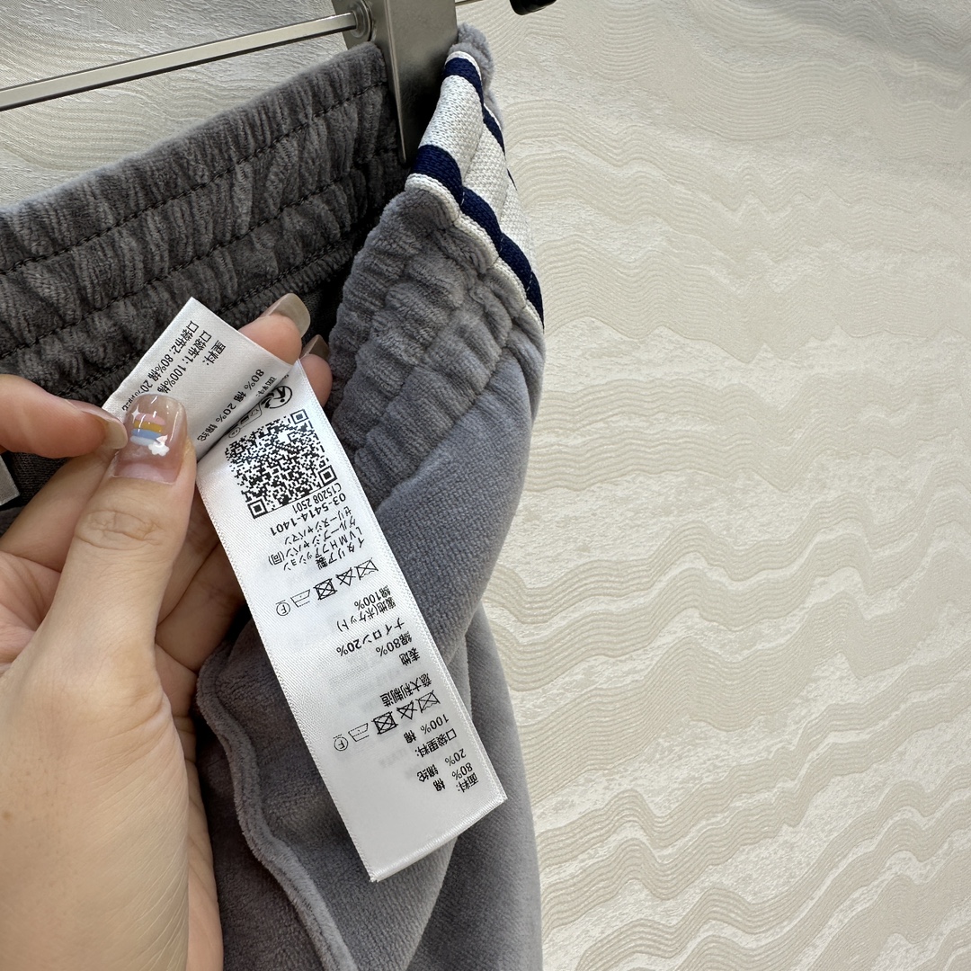 独家首发❤️原单品质。CE棒球🥎女孩气质穿搭❤️时髦有态度的运动直筒裤！定制色织纯棉天鹅绒面料质感轨糯细