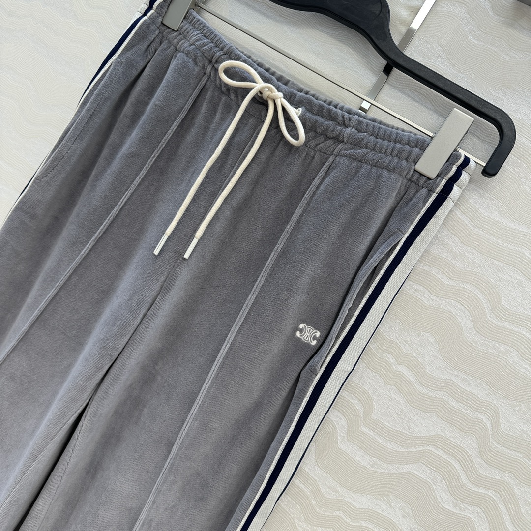 独家首发❤️原单品质。CE棒球🥎女孩气质穿搭❤️时髦有态度的运动直筒裤！定制色织纯棉天鹅绒面料质感轨糯细