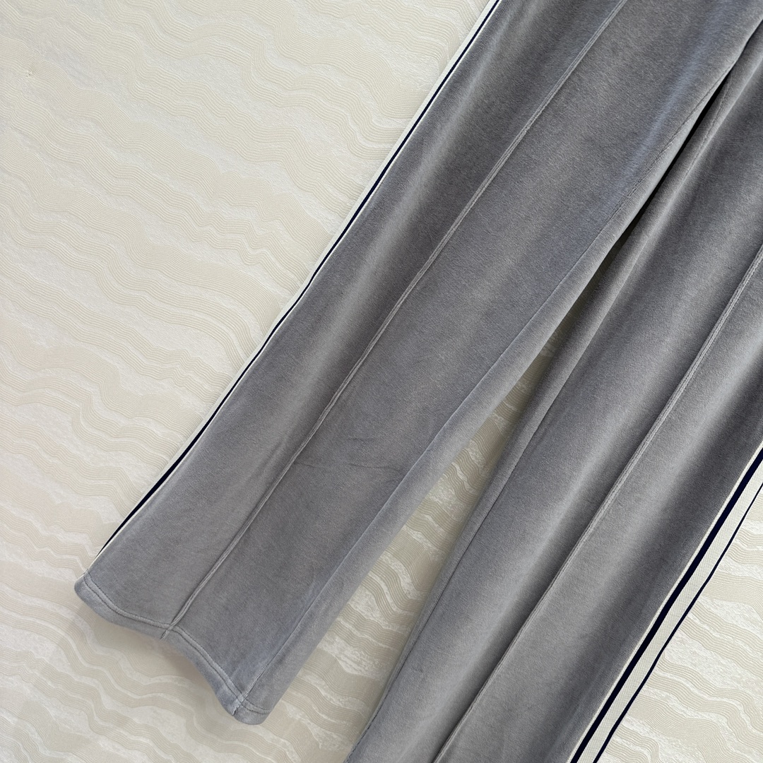 独家首发❤️原单品质。CE棒球🥎女孩气质穿搭❤️时髦有态度的运动直筒裤！定制色织纯棉天鹅绒面料质感轨糯细