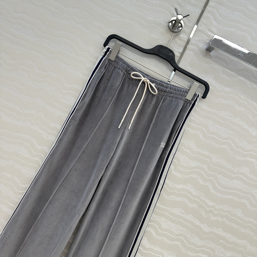 独家首发❤️原单品质。CE棒球🥎女孩气质穿搭❤️时髦有态度的运动直筒裤！定制色织纯棉天鹅绒面料质感轨糯细