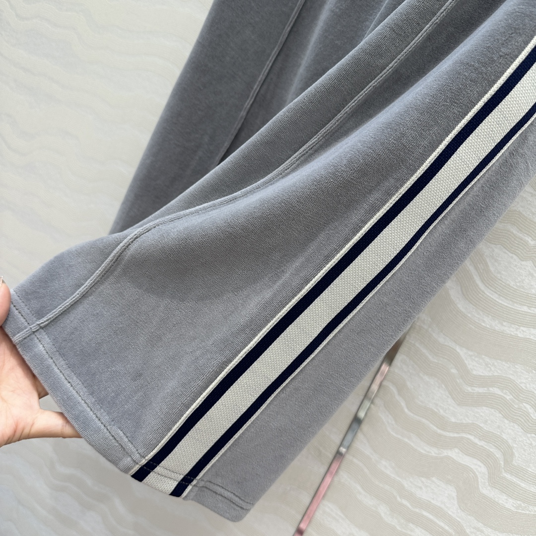 独家首发❤️原单品质。CE棒球🥎女孩气质穿搭❤️时髦有态度的运动直筒裤！定制色织纯棉天鹅绒面料质感轨糯细