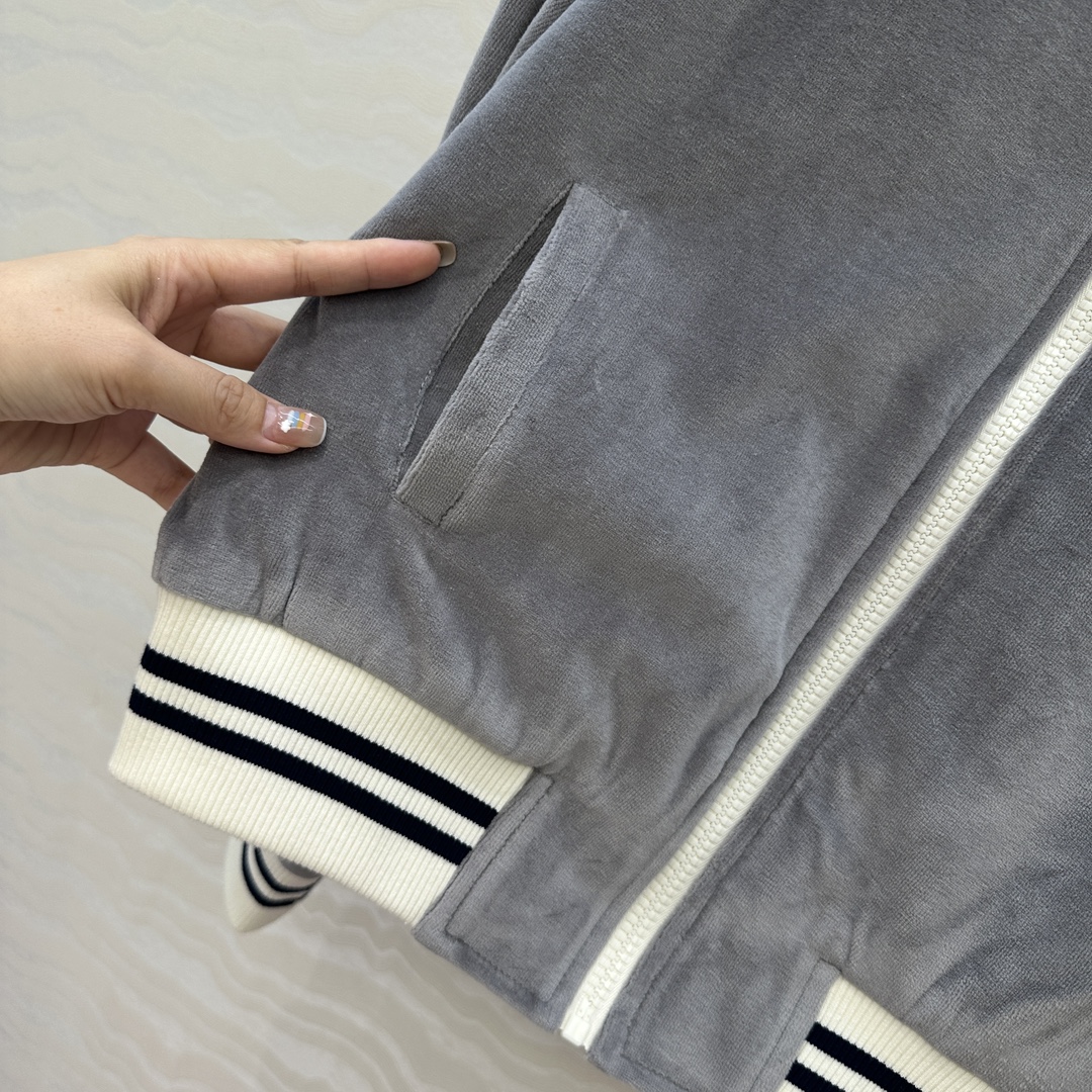 独家首发❤️原单品质。CE棒球🥎女孩气质穿搭❤️时髦有态度的运动夹克外套！定制色织纯棉天鹅绒面料质感轨糯