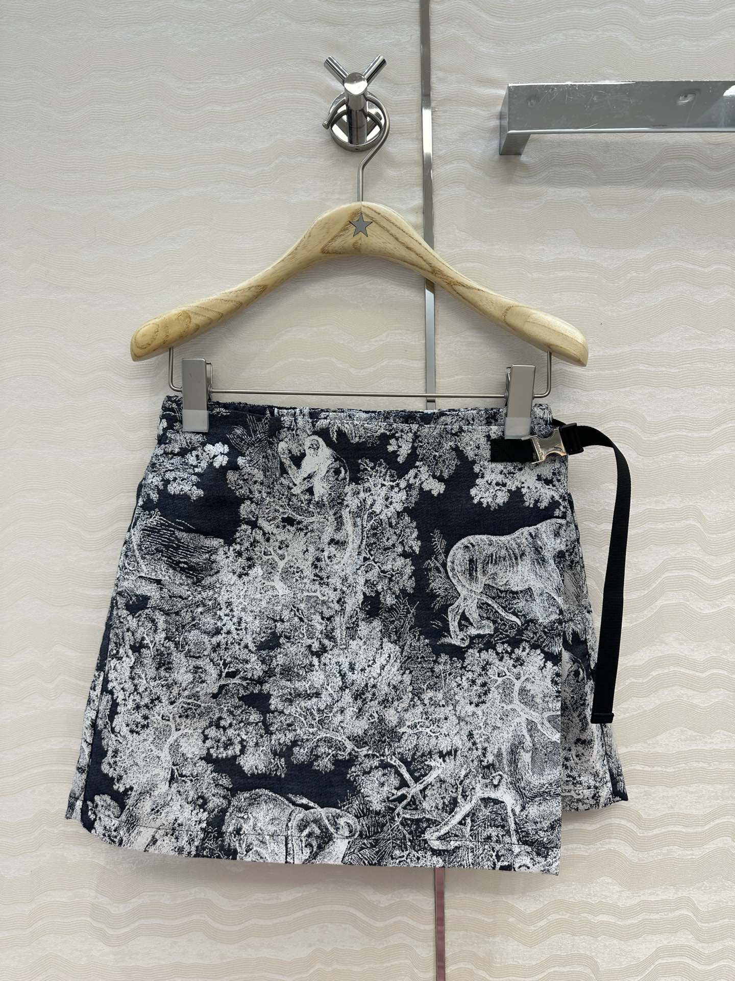 独家首发❤️原单品质💕Miss D 25早秋度假新品，茹伊动物丛林系列定制提花塔夫绸提花面料！经典松紧腰