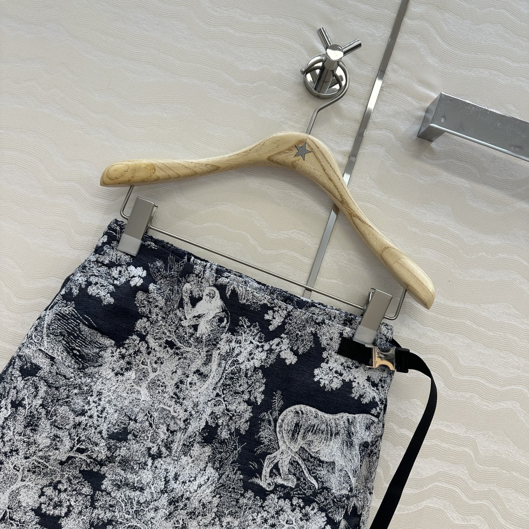 独家首发❤️原单品质💕Miss D 25早秋度假新品，茹伊动物丛林系列定制提花塔夫绸提花面料！经典松紧腰