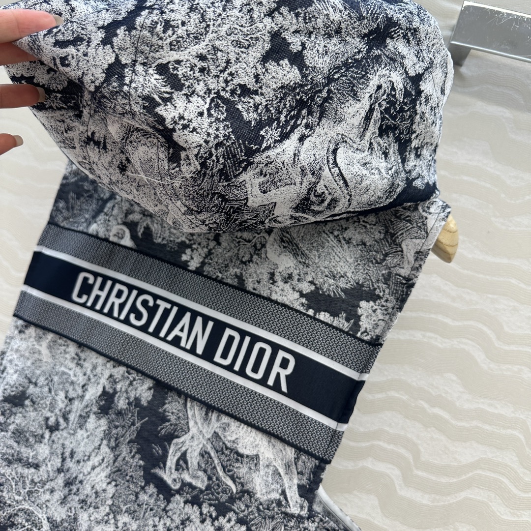 独家首发❤️原单品质💕Miss D 25早秋度假新品，茹伊动物丛林系列定制提花塔夫绸提花面料！经典连帽马