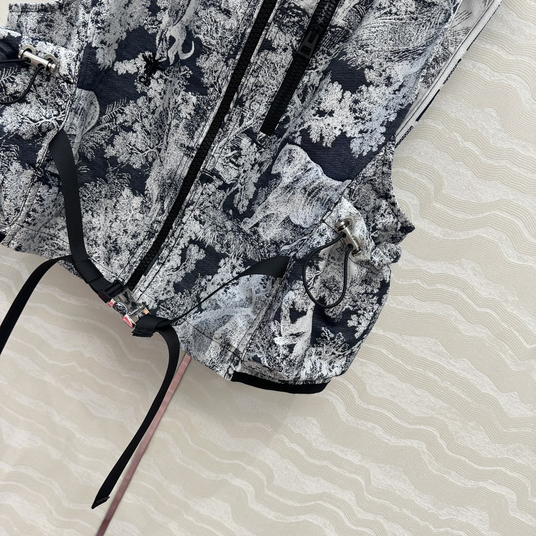 独家首发❤️原单品质💕Miss D 25早秋度假新品，茹伊动物丛林系列定制提花塔夫绸提花面料！经典连帽马