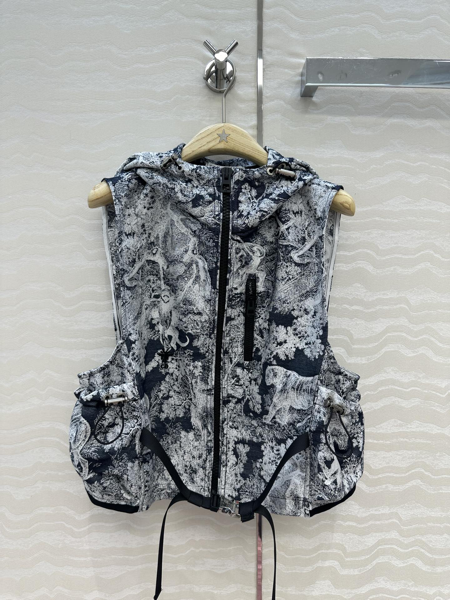 独家首发❤️原单品质💕Miss D 25早秋度假新品，茹伊动物丛林系列定制提花塔夫绸提花面料！经典连帽马