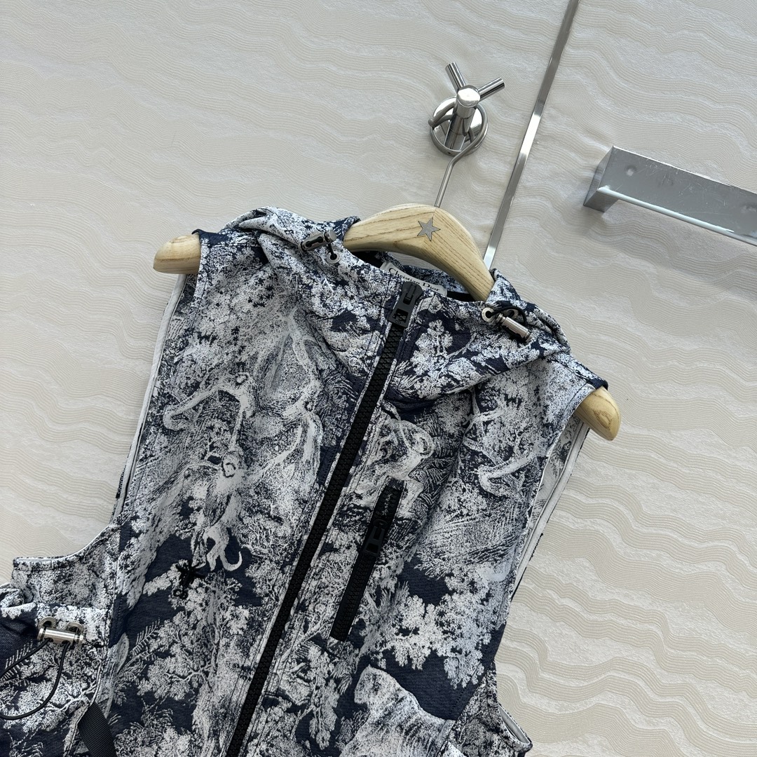 独家首发❤️原单品质💕Miss D 25早秋度假新品，茹伊动物丛林系列定制提花塔夫绸提花面料！经典连帽马