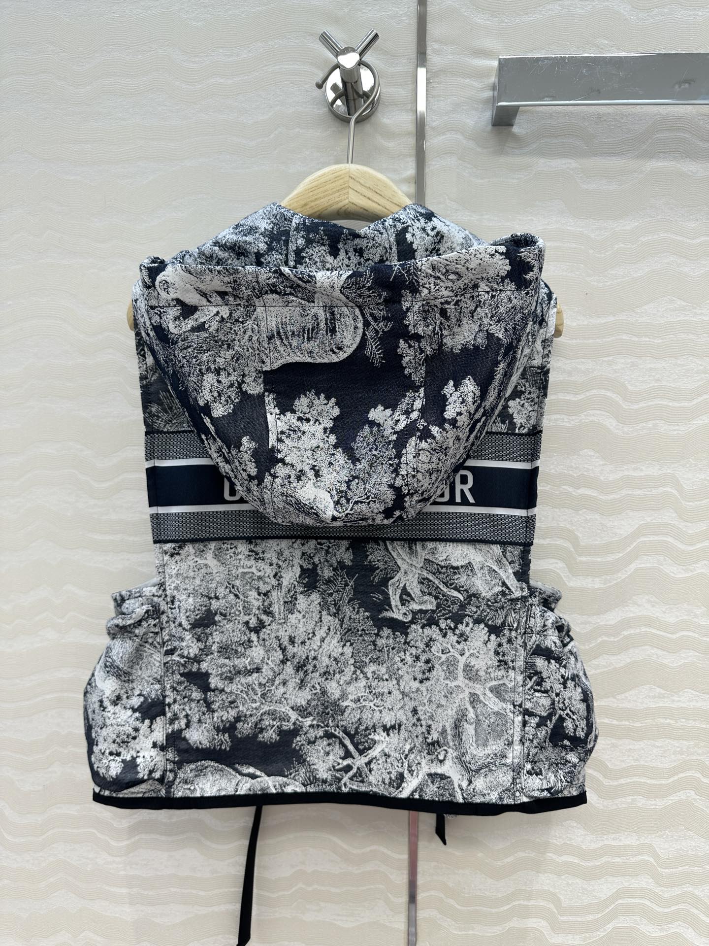 独家首发❤️原单品质💕Miss D 25早秋度假新品，茹伊动物丛林系列定制提花塔夫绸提花面料！经典连帽马