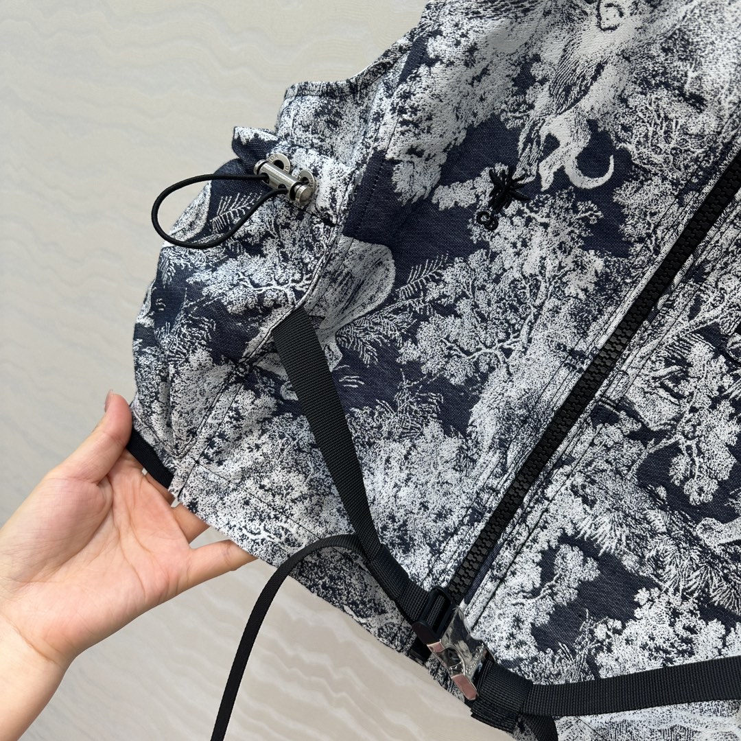 独家首发❤️原单品质💕Miss D 25早秋度假新品，茹伊动物丛林系列定制提花塔夫绸提花面料！经典连帽马