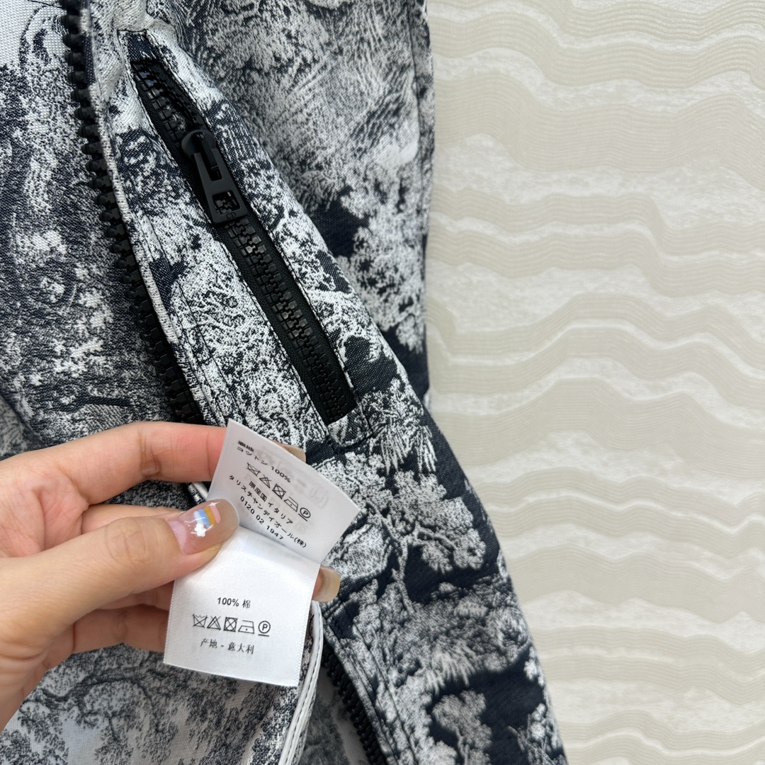 独家首发❤️原单品质💕Miss D 25早秋度假新品，茹伊动物丛林系列定制提花塔夫绸提花面料！经典连帽马