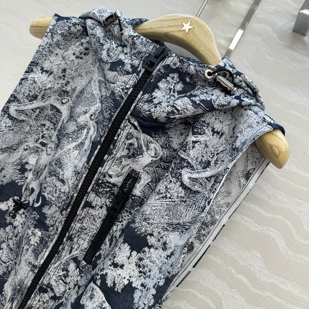 独家首发❤️原单品质💕Miss D 25早秋度假新品，茹伊动物丛林系列定制提花塔夫绸提花面料！经典连帽马