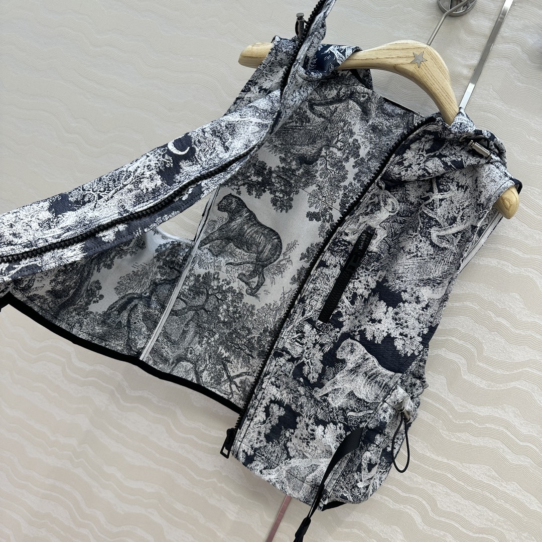 独家首发❤️原单品质💕Miss D 25早秋度假新品，茹伊动物丛林系列定制提花塔夫绸提花面料！经典连帽马