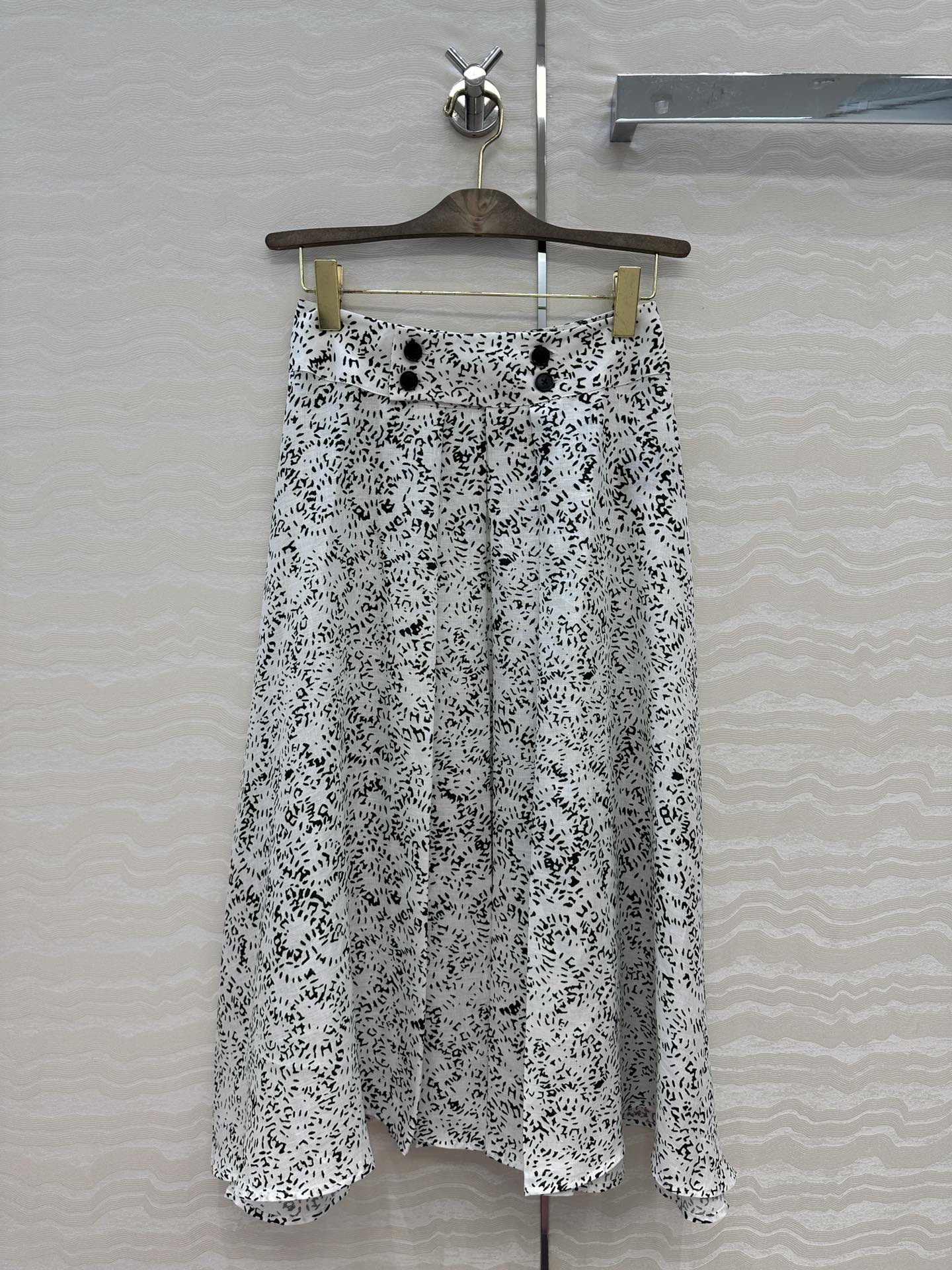 Elegant South-Face Linen Skirt by Andre Pio: High-End Design and Comfort