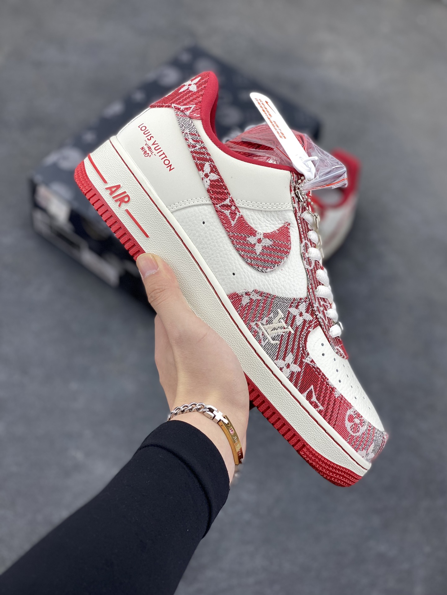 NIke Air Force 1 \’07 Low LV联名-灰红牛仔 空军一号低帮 运动鞋 休闲鞋 折边针车 工艺难度大 3M反光 原楦头原纸板 原装鞋盒 定制五金配件 内置全掌气垫 原厂鞋底 货号：SC9207-541 尺码：36 36.5 37.5 38 38.5 39 40 40.5 41 42 42.5 43 44 44.5 45-选品中心