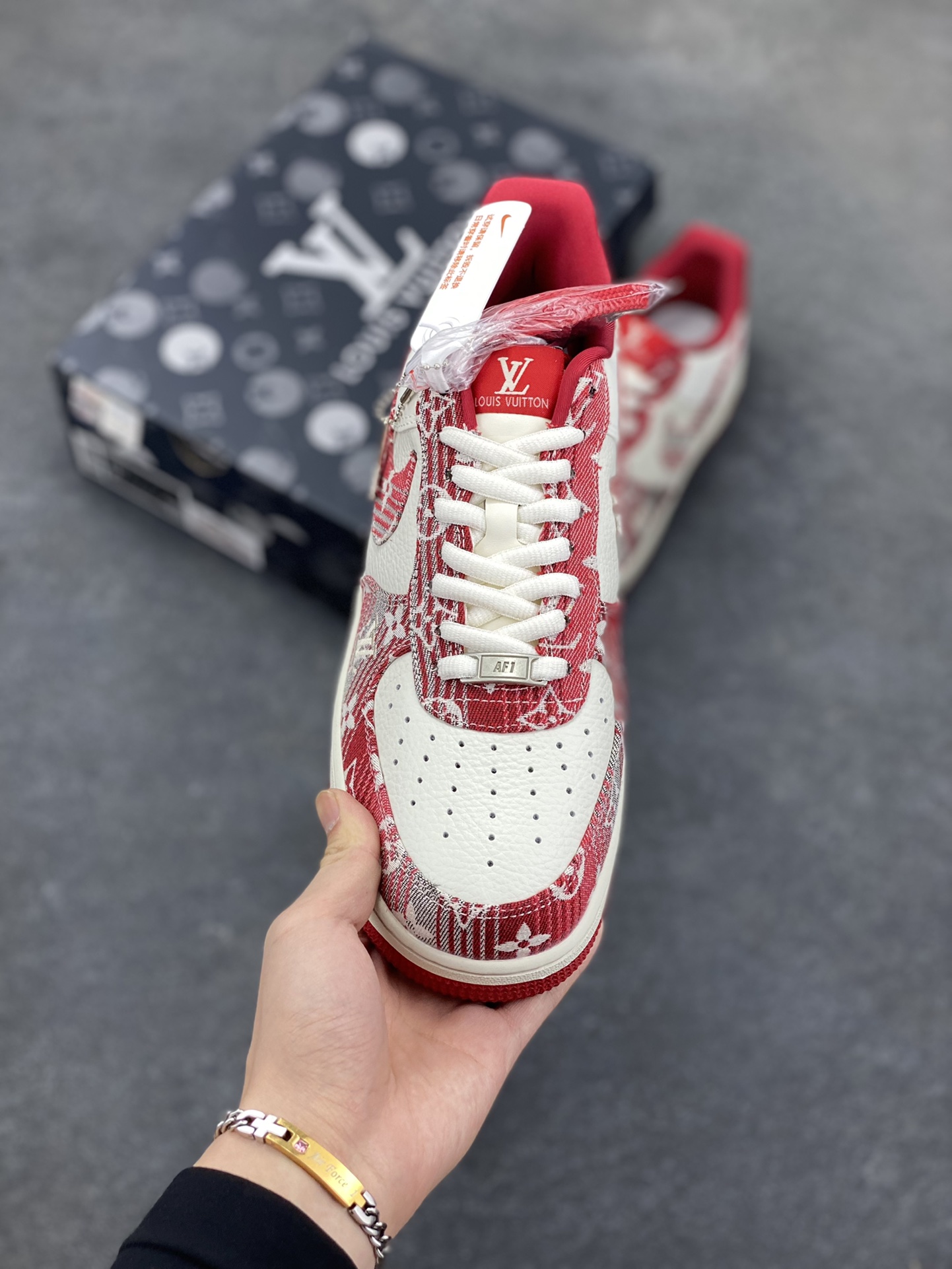 图片[2]-NIke Air Force 1 \’07 Low LV联名-灰红牛仔 空军一号低帮 运动鞋 休闲鞋 折边针车 工艺难度大 3M反光 原楦头原纸板 原装鞋盒 定制五金配件 内置全掌气垫 原厂鞋底 货号：SC9207-541 尺码：36 36.5 37.5 38 38.5 39 40 40.5 41 42 42.5 43 44 44.5 45-选品中心