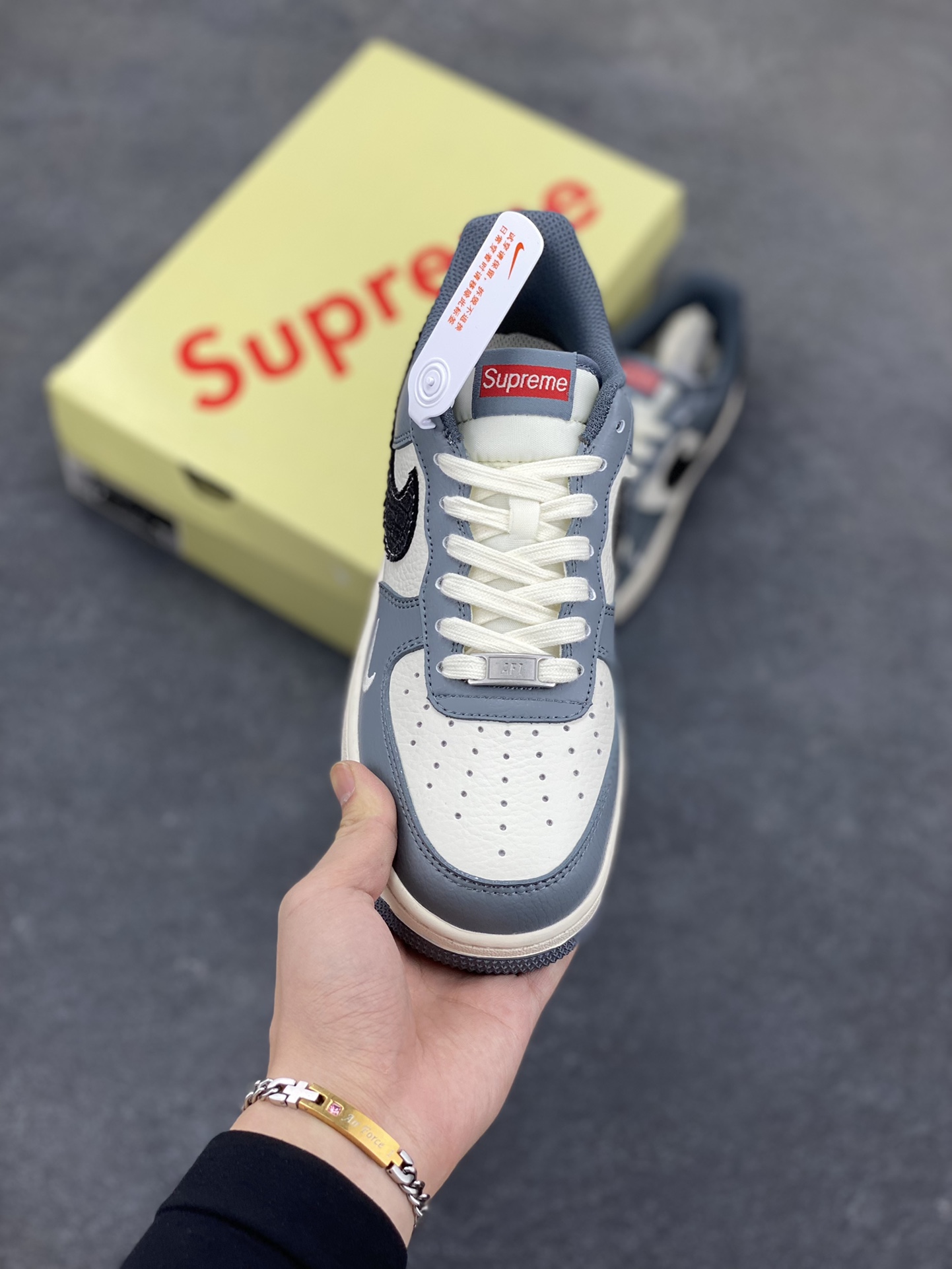 图片[2]-NIke Air Force 1 \’07 Low “supreme联名——米白灰黑”空军一号 低帮 运动鞋 休闲鞋 折边针车 工艺难度大 原楦头原纸板 原装鞋盒 定制五金配件 内置全掌气垫 原厂鞋底 货号：HS8068-046 尺码：36 36.5 37.5 38 38.5 39 40 40.5 41 42 42.5 43 44 44.5 45-选品中心