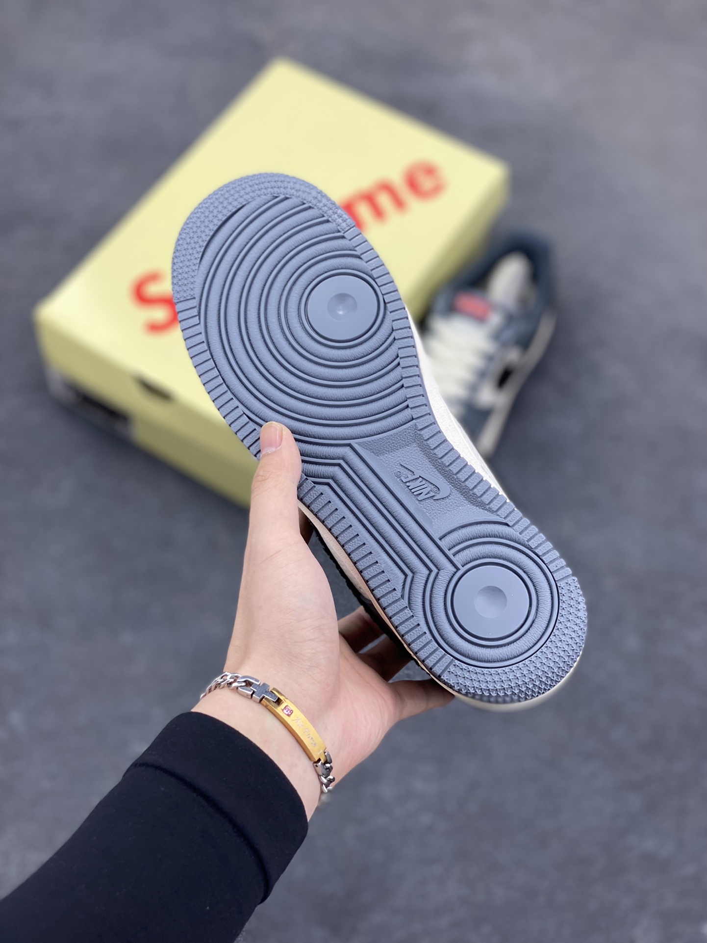 图片[5]-NIke Air Force 1 \’07 Low “supreme联名——米白灰黑”空军一号 低帮 运动鞋 休闲鞋 折边针车 工艺难度大 原楦头原纸板 原装鞋盒 定制五金配件 内置全掌气垫 原厂鞋底 货号：HS8068-046 尺码：36 36.5 37.5 38 38.5 39 40 40.5 41 42 42.5 43 44 44.5 45-选品中心