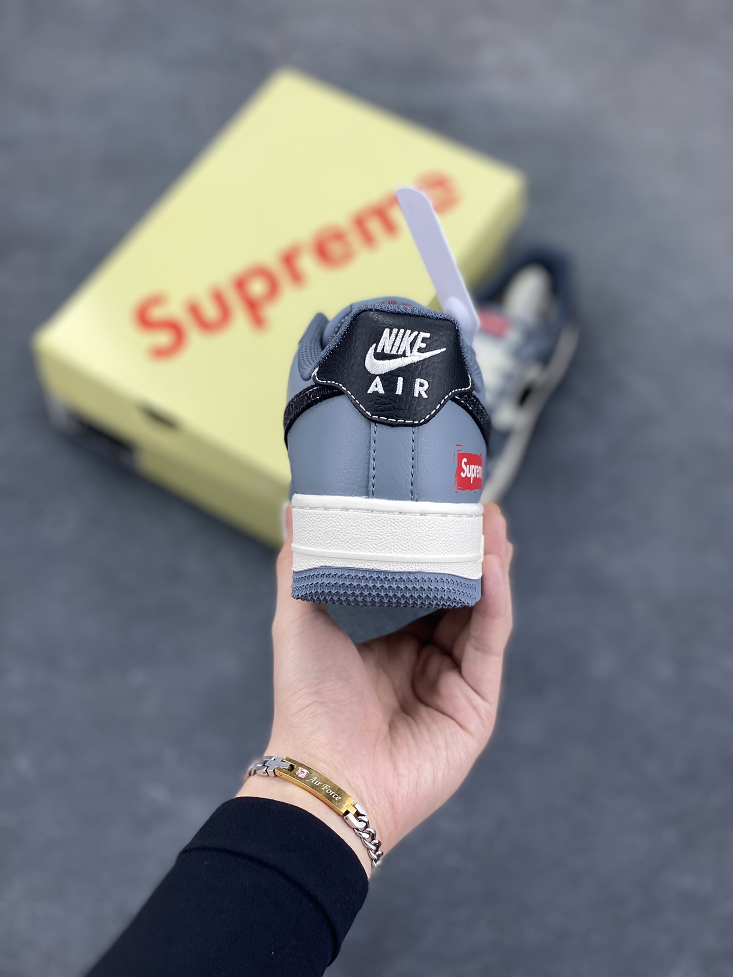 图片[4]-NIke Air Force 1 \’07 Low “supreme联名——米白灰黑”空军一号 低帮 运动鞋 休闲鞋 折边针车 工艺难度大 原楦头原纸板 原装鞋盒 定制五金配件 内置全掌气垫 原厂鞋底 货号：HS8068-046 尺码：36 36.5 37.5 38 38.5 39 40 40.5 41 42 42.5 43 44 44.5 45-选品中心