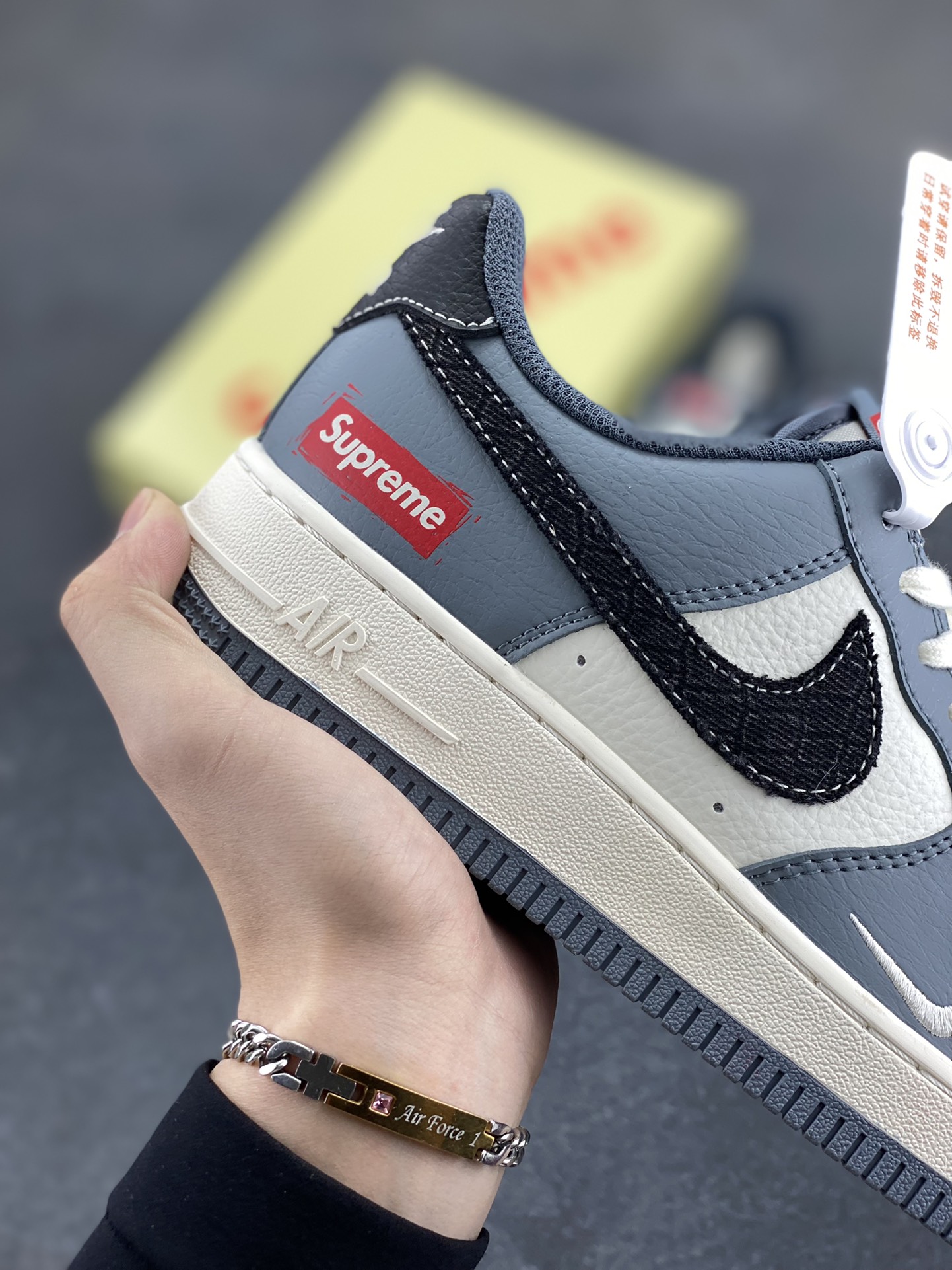 图片[6]-NIke Air Force 1 \’07 Low “supreme联名——米白灰黑”空军一号 低帮 运动鞋 休闲鞋 折边针车 工艺难度大 原楦头原纸板 原装鞋盒 定制五金配件 内置全掌气垫 原厂鞋底 货号：HS8068-046 尺码：36 36.5 37.5 38 38.5 39 40 40.5 41 42 42.5 43 44 44.5 45-选品中心