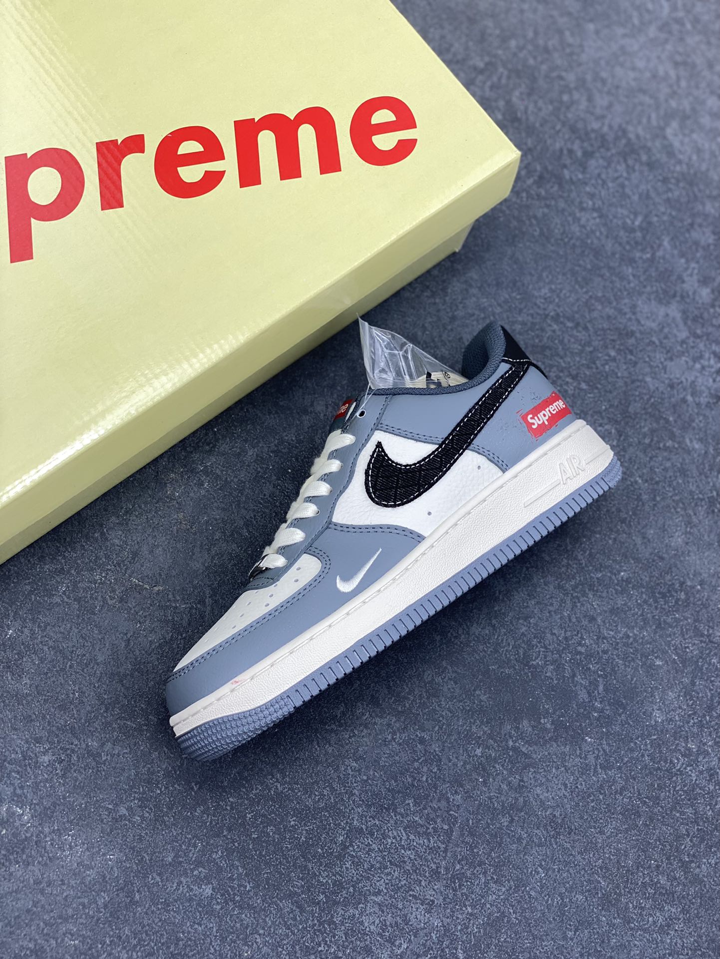 图片[7]-NIke Air Force 1 \’07 Low “supreme联名——米白灰黑”空军一号 低帮 运动鞋 休闲鞋 折边针车 工艺难度大 原楦头原纸板 原装鞋盒 定制五金配件 内置全掌气垫 原厂鞋底 货号：HS8068-046 尺码：36 36.5 37.5 38 38.5 39 40 40.5 41 42 42.5 43 44 44.5 45-选品中心