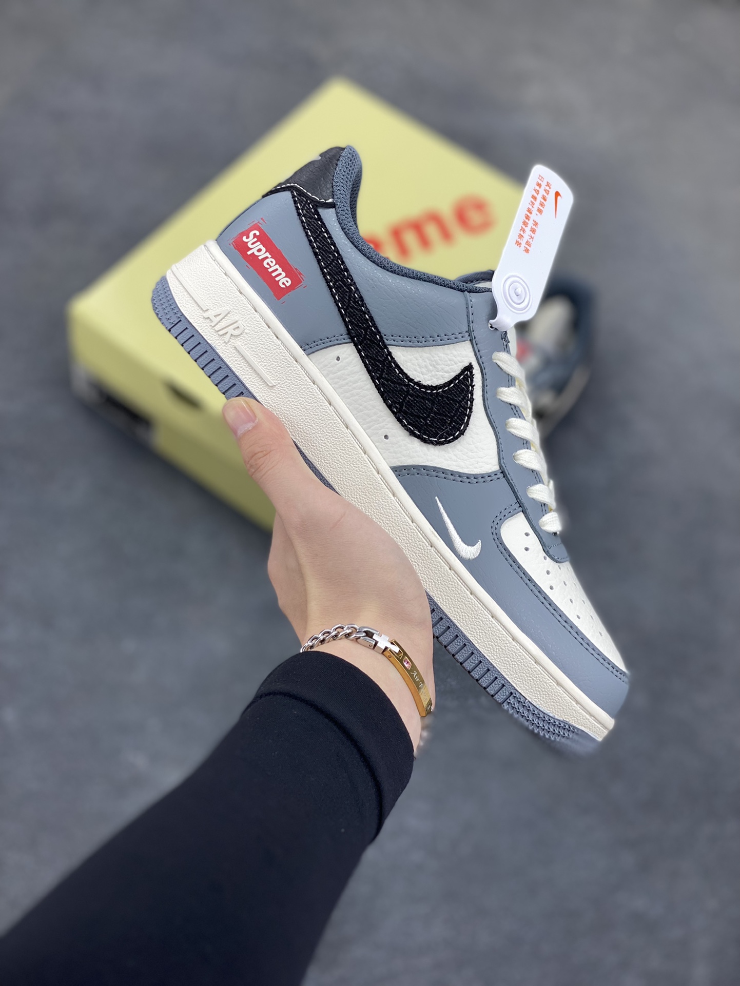 NIke Air Force 1 \’07 Low “supreme联名——米白灰黑”空军一号 低帮 运动鞋 休闲鞋 折边针车 工艺难度大 原楦头原纸板 原装鞋盒 定制五金配件 内置全掌气垫 原厂鞋底 货号:HS8068-046 尺码:36 36.5 37.5 38 38.5 39 40 40.5 41 42 42.5 43 44 44.5 45-选品中心