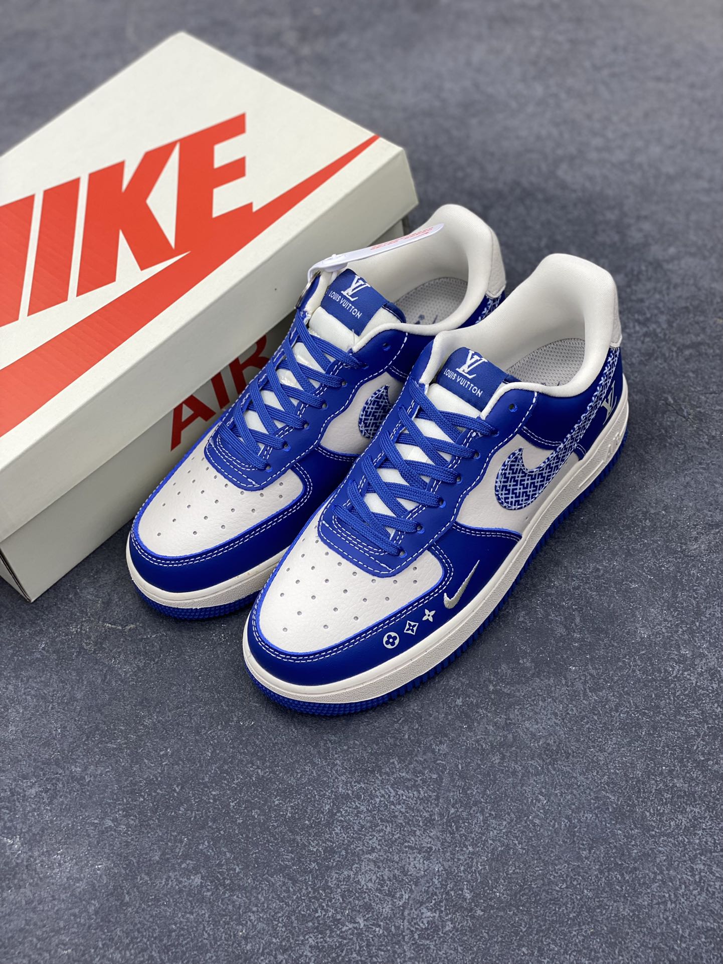 图片[8]-NIke Air Force 1 \’07 Low “LV联名——花纹蓝勾”空军一号 低帮 运动鞋 休闲鞋 折边针车 工艺难度大 原楦头原纸板 原装鞋盒 定制五金配件 内置全掌气垫 原厂鞋底 货号：KK1988-092 尺码：36 36.5 37.5 38 38.5 39 40 40.5 41 42 42.5 43 44 44.5 45-选品中心