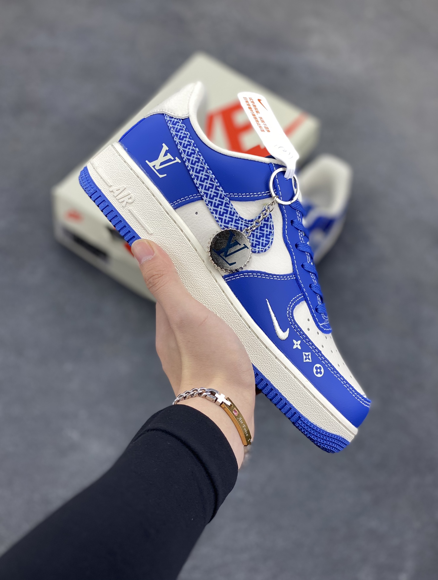 NIke Air Force 1 \’07 Low “LV联名——花纹蓝勾”空军一号 低帮 运动鞋 休闲鞋 折边针车 工艺难度大 原楦头原纸板 原装鞋盒 定制五金配件 内置全掌气垫 原厂鞋底 货号:KK1988-092 尺码:36 36.5 37.5 38 38.5 39 40 40.5 41 42 42.5 43 44 44.5 45-选品中心