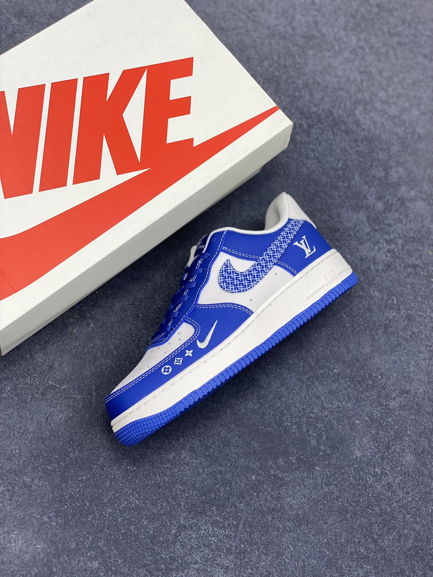 图片[7]-NIke Air Force 1 \’07 Low “LV联名——花纹蓝勾”空军一号 低帮 运动鞋 休闲鞋 折边针车 工艺难度大 原楦头原纸板 原装鞋盒 定制五金配件 内置全掌气垫 原厂鞋底 货号：KK1988-092 尺码：36 36.5 37.5 38 38.5 39 40 40.5 41 42 42.5 43 44 44.5 45-选品中心