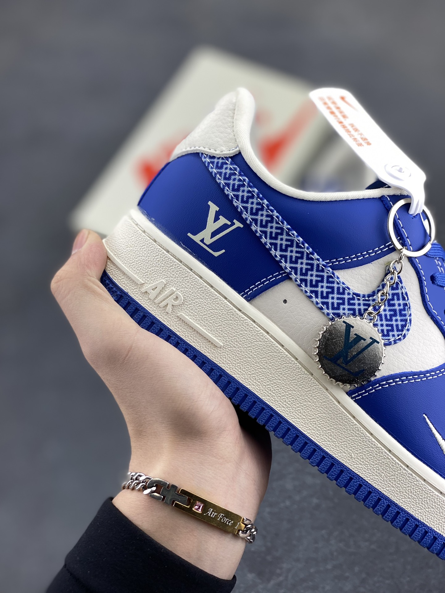 图片[6]-NIke Air Force 1 \’07 Low “LV联名——花纹蓝勾”空军一号 低帮 运动鞋 休闲鞋 折边针车 工艺难度大 原楦头原纸板 原装鞋盒 定制五金配件 内置全掌气垫 原厂鞋底 货号：KK1988-092 尺码：36 36.5 37.5 38 38.5 39 40 40.5 41 42 42.5 43 44 44.5 45-选品中心