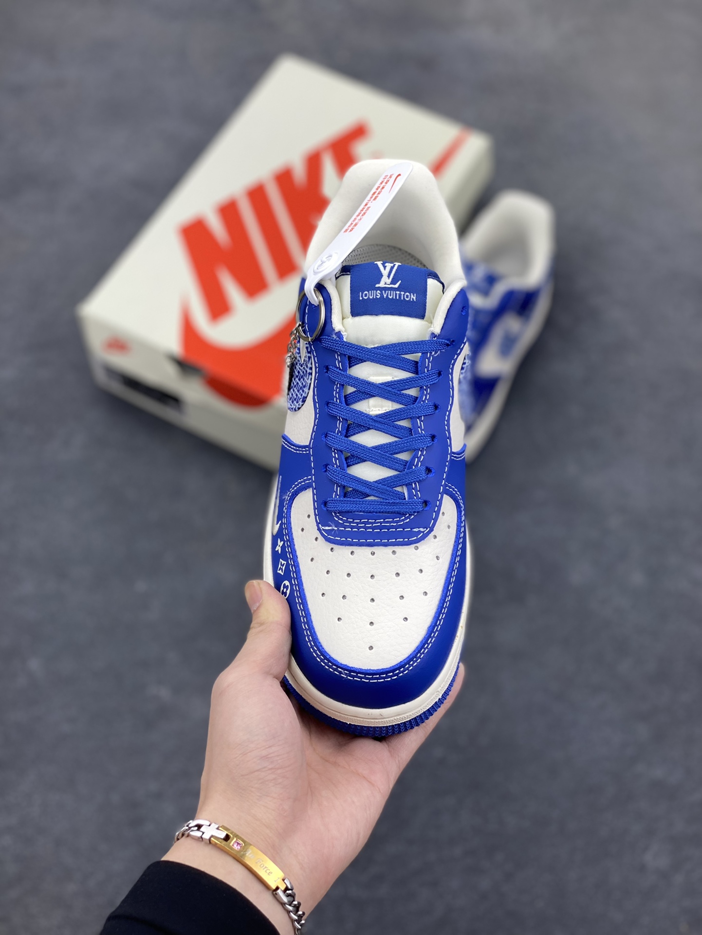 图片[2]-NIke Air Force 1 \’07 Low “LV联名——花纹蓝勾”空军一号 低帮 运动鞋 休闲鞋 折边针车 工艺难度大 原楦头原纸板 原装鞋盒 定制五金配件 内置全掌气垫 原厂鞋底 货号：KK1988-092 尺码：36 36.5 37.5 38 38.5 39 40 40.5 41 42 42.5 43 44 44.5 45-选品中心
