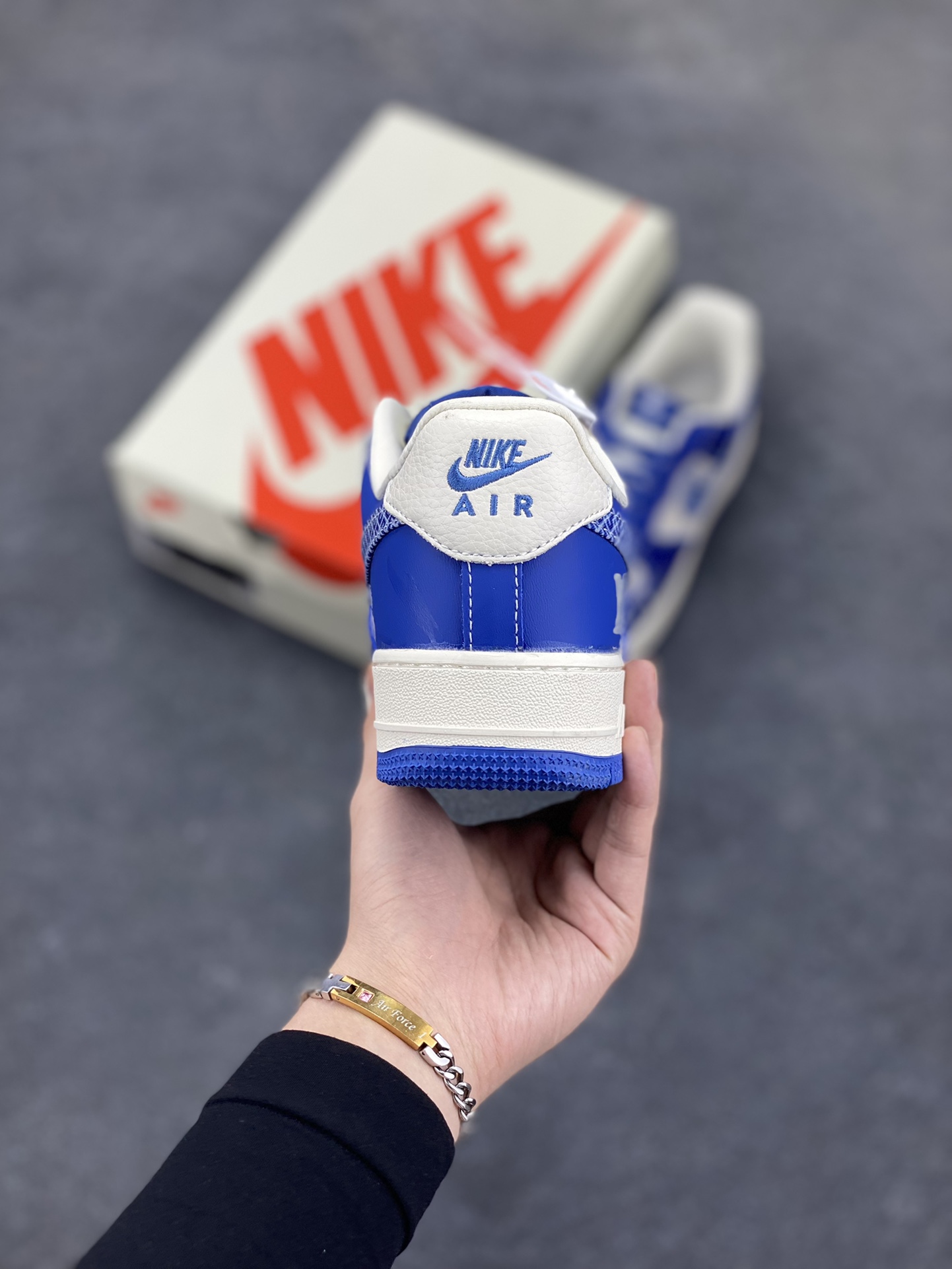 图片[4]-NIke Air Force 1 \’07 Low “LV联名——花纹蓝勾”空军一号 低帮 运动鞋 休闲鞋 折边针车 工艺难度大 原楦头原纸板 原装鞋盒 定制五金配件 内置全掌气垫 原厂鞋底 货号：KK1988-092 尺码：36 36.5 37.5 38 38.5 39 40 40.5 41 42 42.5 43 44 44.5 45-选品中心