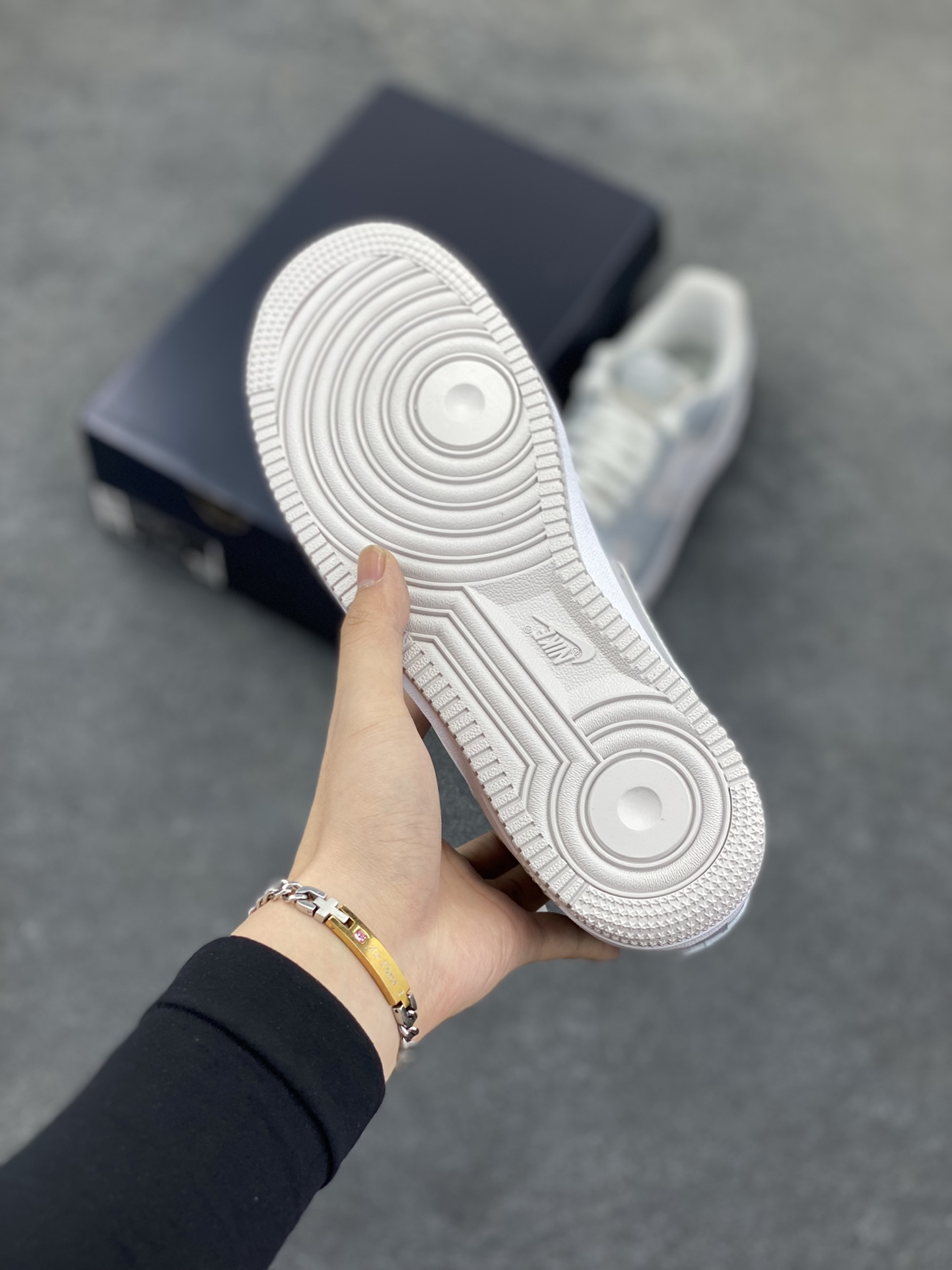 图片[5]-Nike Air Force 1 Low 镜面灰白勾 空军一号低帮运动休闲板鞋 原楦头原纸板 打造纯正空军版型#专注外贸渠道 全掌内置蜂窝气垫 #原盒配件 原厂中底钢印、拉帮完美 货号：HV9405-001 尺码：36 36.5 37.5 38 38.5 39 40 40.5 41 42 42.5 43 44 44.5 45-选品中心