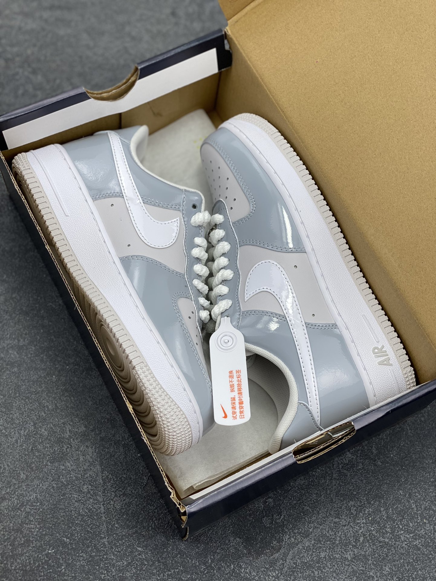 图片[9]-Nike Air Force 1 Low 镜面灰白勾 空军一号低帮运动休闲板鞋 原楦头原纸板 打造纯正空军版型#专注外贸渠道 全掌内置蜂窝气垫 #原盒配件 原厂中底钢印、拉帮完美 货号：HV9405-001 尺码：36 36.5 37.5 38 38.5 39 40 40.5 41 42 42.5 43 44 44.5 45-选品中心