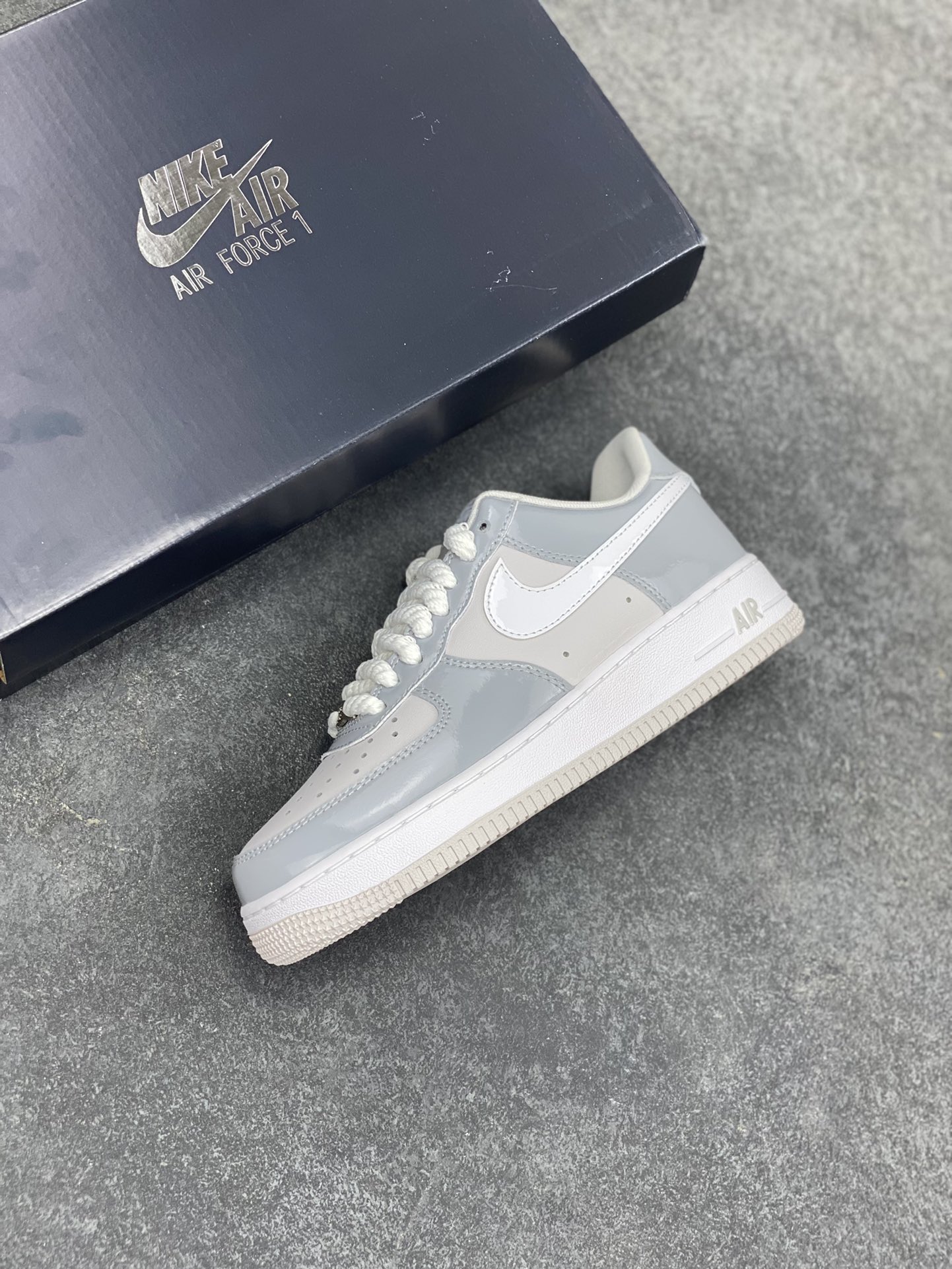 图片[7]-Nike Air Force 1 Low 镜面灰白勾 空军一号低帮运动休闲板鞋 原楦头原纸板 打造纯正空军版型#专注外贸渠道 全掌内置蜂窝气垫 #原盒配件 原厂中底钢印、拉帮完美 货号：HV9405-001 尺码：36 36.5 37.5 38 38.5 39 40 40.5 41 42 42.5 43 44 44.5 45-选品中心