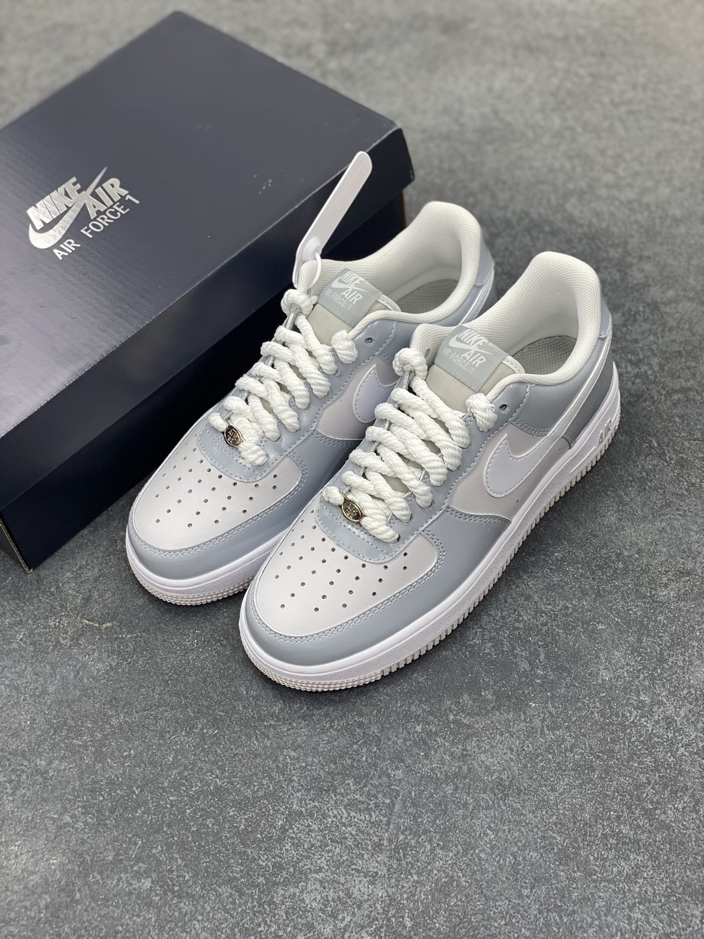 图片[8]-Nike Air Force 1 Low 镜面灰白勾 空军一号低帮运动休闲板鞋 原楦头原纸板 打造纯正空军版型#专注外贸渠道 全掌内置蜂窝气垫 #原盒配件 原厂中底钢印、拉帮完美 货号：HV9405-001 尺码：36 36.5 37.5 38 38.5 39 40 40.5 41 42 42.5 43 44 44.5 45-选品中心