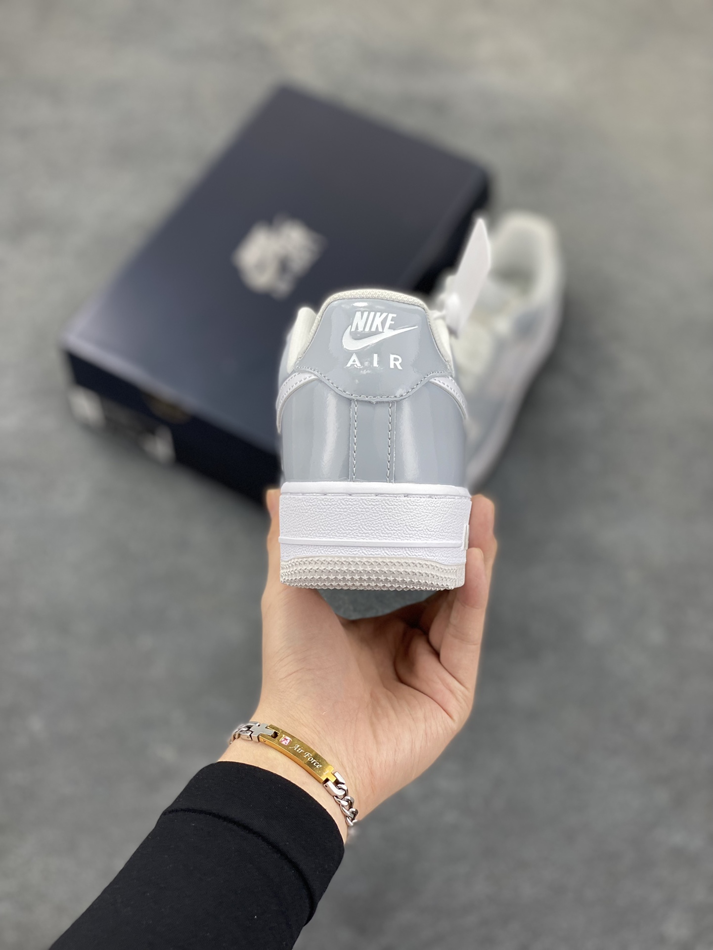 图片[4]-Nike Air Force 1 Low 镜面灰白勾 空军一号低帮运动休闲板鞋 原楦头原纸板 打造纯正空军版型#专注外贸渠道 全掌内置蜂窝气垫 #原盒配件 原厂中底钢印、拉帮完美 货号：HV9405-001 尺码：36 36.5 37.5 38 38.5 39 40 40.5 41 42 42.5 43 44 44.5 45-选品中心