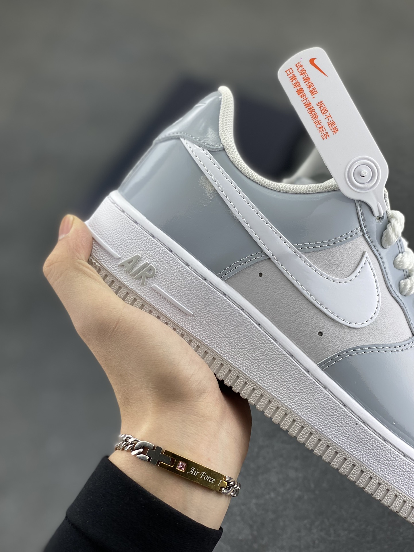 图片[6]-Nike Air Force 1 Low 镜面灰白勾 空军一号低帮运动休闲板鞋 原楦头原纸板 打造纯正空军版型#专注外贸渠道 全掌内置蜂窝气垫 #原盒配件 原厂中底钢印、拉帮完美 货号：HV9405-001 尺码：36 36.5 37.5 38 38.5 39 40 40.5 41 42 42.5 43 44 44.5 45-选品中心