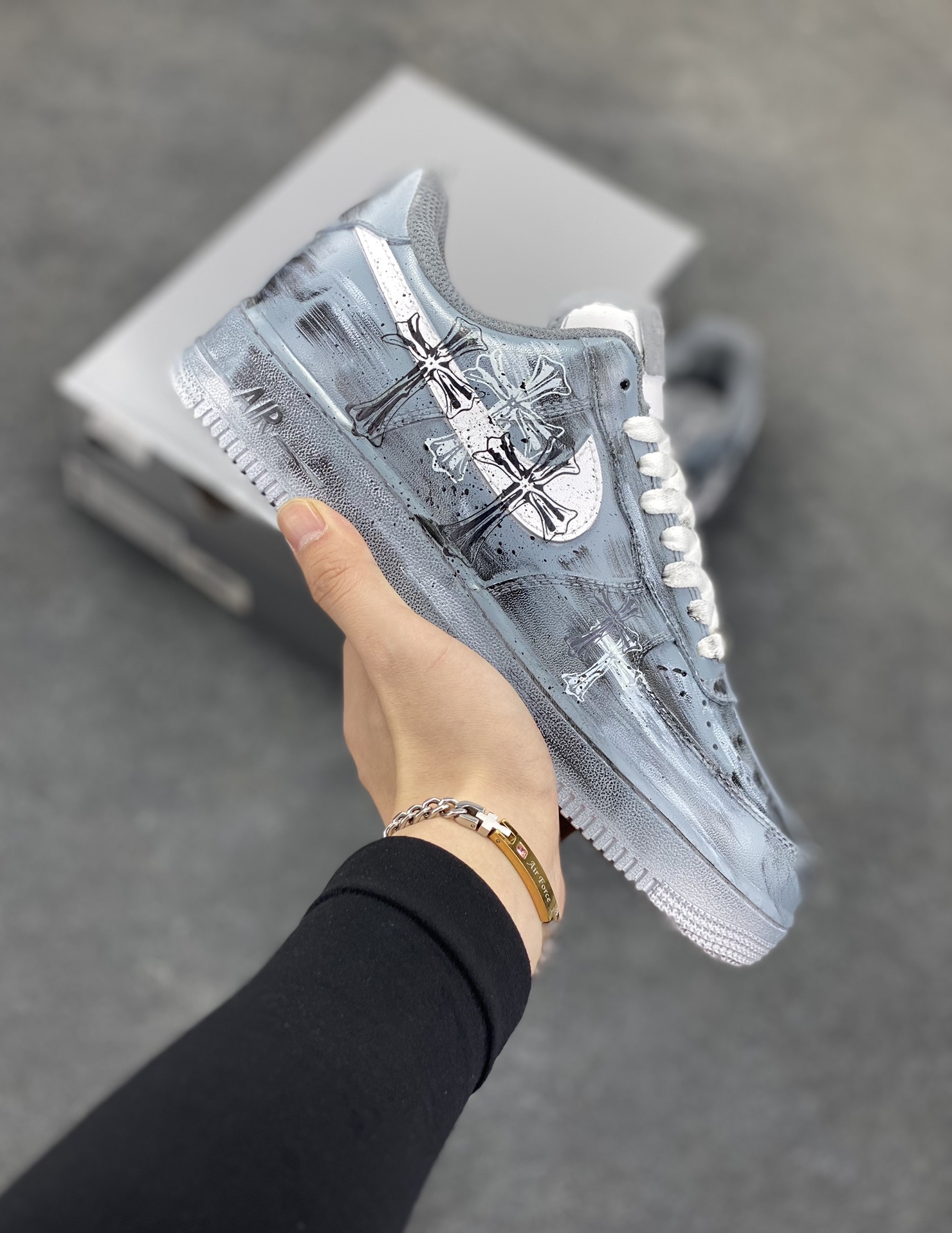 【定制球鞋】纯手工绘画Nike Air Force 1 图腾 十字架 浸染 做旧 涂鸦 潮流高街 休闲百搭 防滑 低帮 板鞋 男女同款 黑白灰黑白折边针车 工艺难度大 原楦头原纸板 原装鞋盒 定制五金配件 内置全掌气垫 原厂鞋底 货号:CW2288-111 尺码:36 36.5 37.5 38 38.5 39 40 405. 41 42 42.5 43 44 44.5 45-选品中心