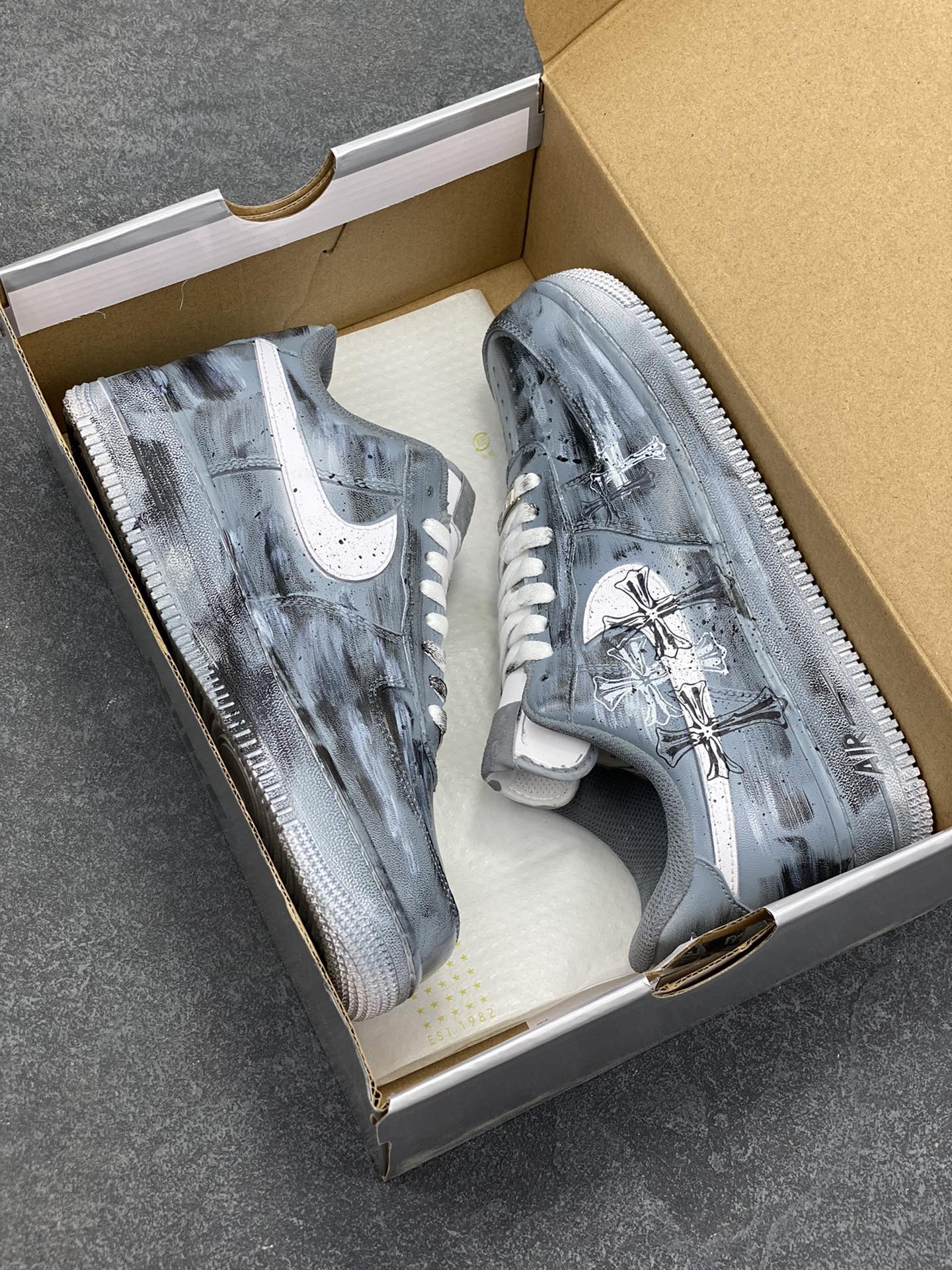 图片[9]-【定制球鞋】纯手工绘画Nike Air Force 1 图腾 十字架 浸染 做旧 涂鸦 潮流高街 休闲百搭 防滑 低帮 板鞋 男女同款 黑白灰黑白折边针车 工艺难度大 原楦头原纸板 原装鞋盒 定制五金配件 内置全掌气垫 原厂鞋底 货号：CW2288-111 尺码：36 36.5 37.5 38 38.5 39 40 405. 41 42 42.5 43 44 44.5 45-选品中心