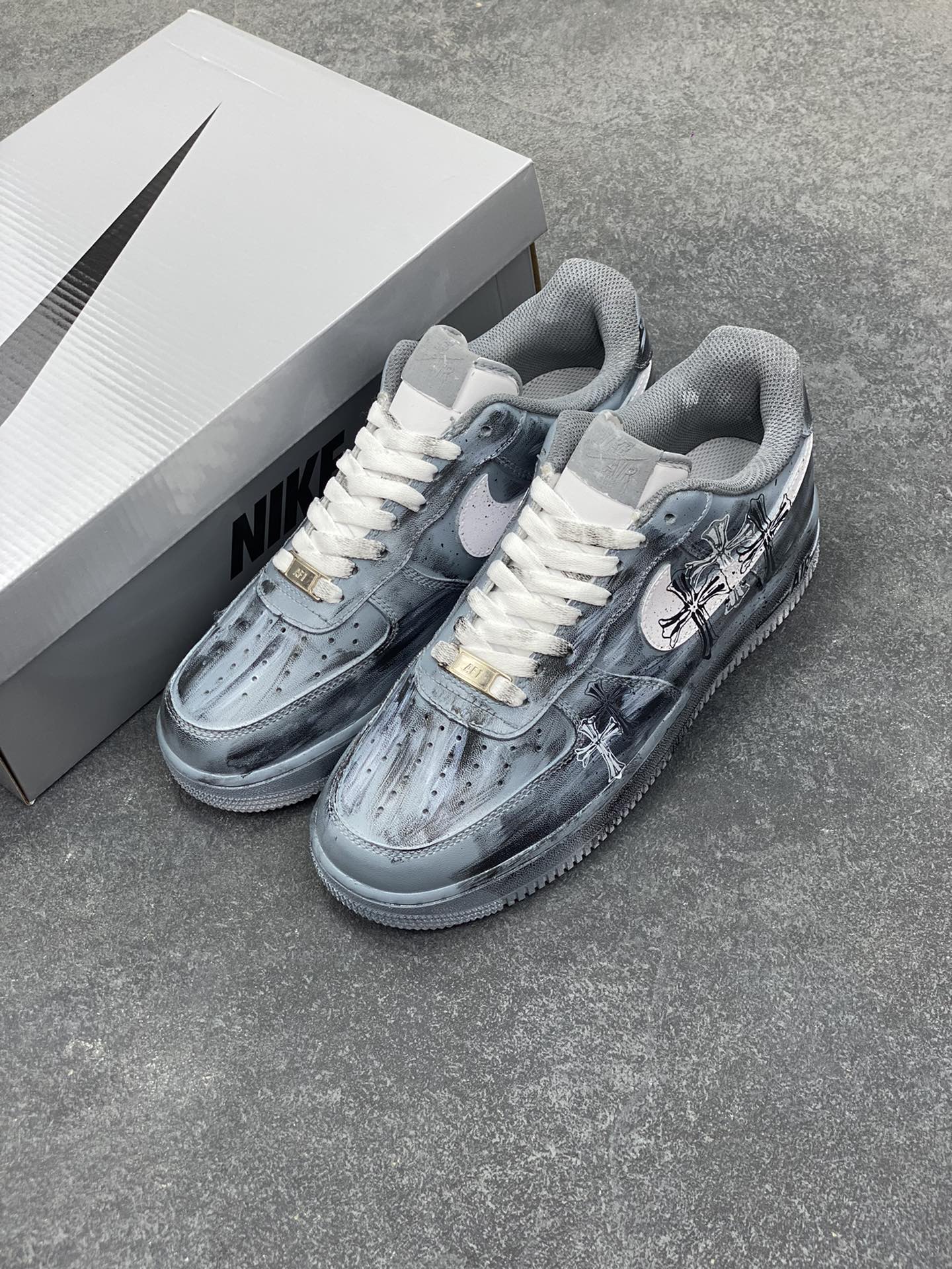 图片[8]-【定制球鞋】纯手工绘画Nike Air Force 1 图腾 十字架 浸染 做旧 涂鸦 潮流高街 休闲百搭 防滑 低帮 板鞋 男女同款 黑白灰黑白折边针车 工艺难度大 原楦头原纸板 原装鞋盒 定制五金配件 内置全掌气垫 原厂鞋底 货号：CW2288-111 尺码：36 36.5 37.5 38 38.5 39 40 405. 41 42 42.5 43 44 44.5 45-选品中心