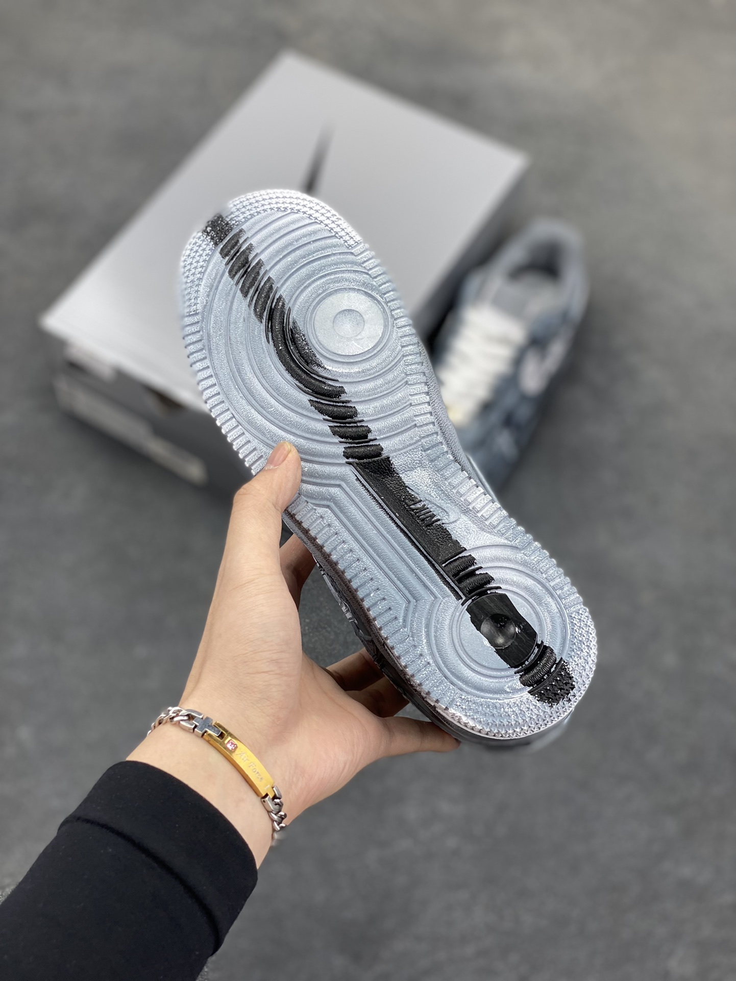 图片[5]-【定制球鞋】纯手工绘画Nike Air Force 1 图腾 十字架 浸染 做旧 涂鸦 潮流高街 休闲百搭 防滑 低帮 板鞋 男女同款 黑白灰黑白折边针车 工艺难度大 原楦头原纸板 原装鞋盒 定制五金配件 内置全掌气垫 原厂鞋底 货号：CW2288-111 尺码：36 36.5 37.5 38 38.5 39 40 405. 41 42 42.5 43 44 44.5 45-选品中心