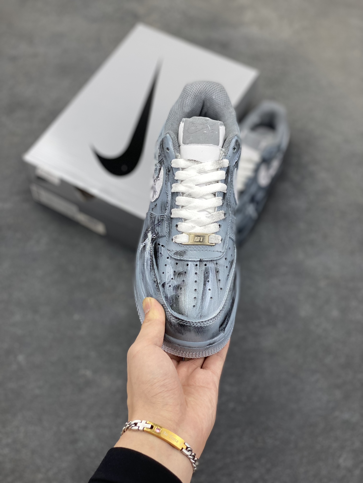 图片[2]-【定制球鞋】纯手工绘画Nike Air Force 1 图腾 十字架 浸染 做旧 涂鸦 潮流高街 休闲百搭 防滑 低帮 板鞋 男女同款 黑白灰黑白折边针车 工艺难度大 原楦头原纸板 原装鞋盒 定制五金配件 内置全掌气垫 原厂鞋底 货号：CW2288-111 尺码：36 36.5 37.5 38 38.5 39 40 405. 41 42 42.5 43 44 44.5 45-选品中心