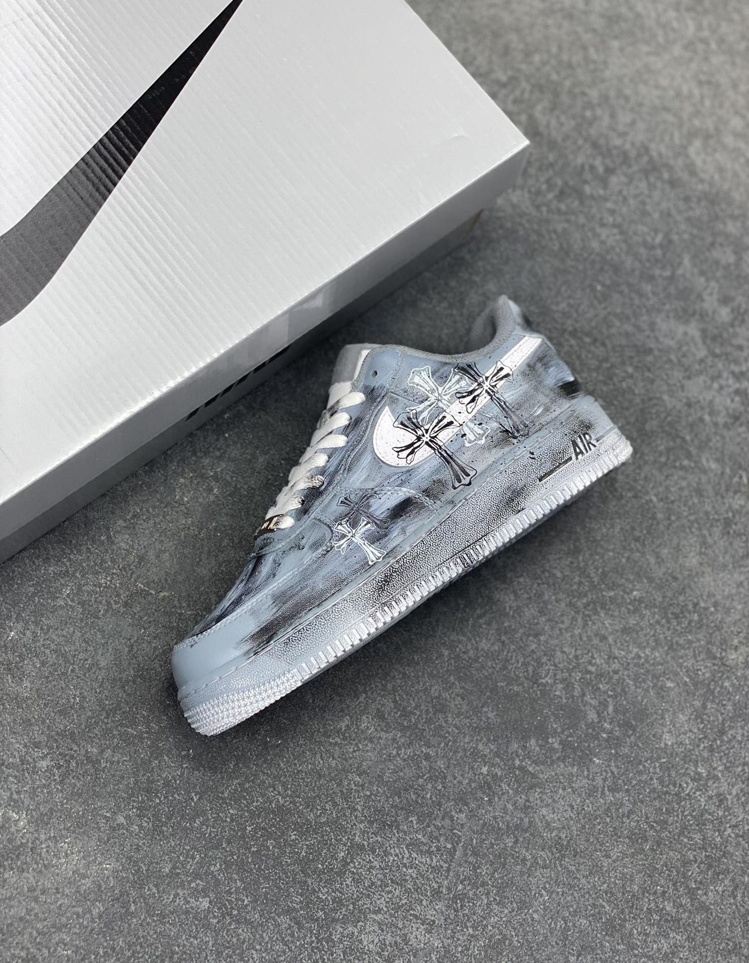 图片[7]-【定制球鞋】纯手工绘画Nike Air Force 1 图腾 十字架 浸染 做旧 涂鸦 潮流高街 休闲百搭 防滑 低帮 板鞋 男女同款 黑白灰黑白折边针车 工艺难度大 原楦头原纸板 原装鞋盒 定制五金配件 内置全掌气垫 原厂鞋底 货号：CW2288-111 尺码：36 36.5 37.5 38 38.5 39 40 405. 41 42 42.5 43 44 44.5 45-选品中心