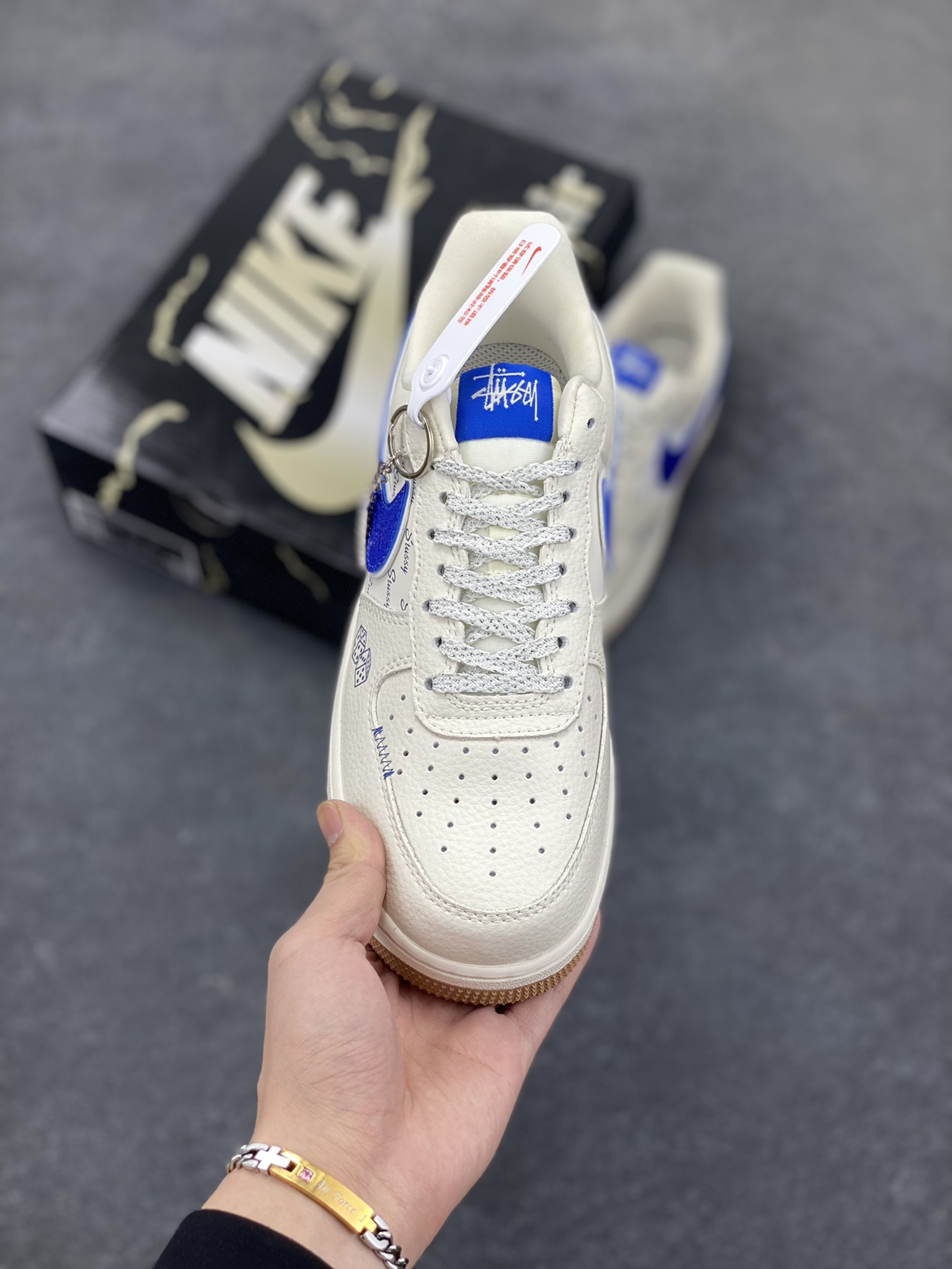 图片[2]-Nike Air Force 1 \’07 Low “斯图西联名——骰子米蓝生胶”空军一号 低帮 运动鞋 休闲鞋 折边针车 工艺难度大 原楦头原纸板 原装鞋盒 定制五金配件 内置全掌气垫 原厂鞋底 货号：KJ1688-006 尺码：36 36.5 37.5 38 38.5 39 40 40.5 41 42 42.5 43 44 44.5 45-选品中心
