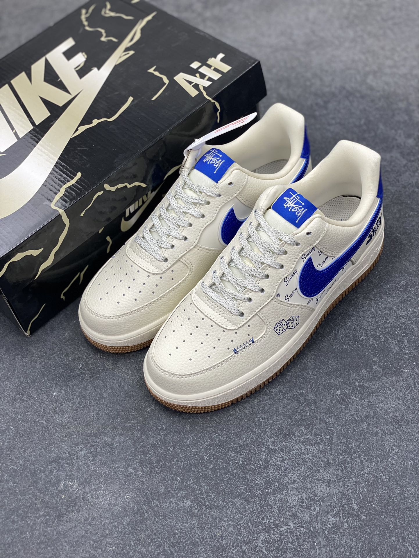 图片[8]-Nike Air Force 1 \’07 Low “斯图西联名——骰子米蓝生胶”空军一号 低帮 运动鞋 休闲鞋 折边针车 工艺难度大 原楦头原纸板 原装鞋盒 定制五金配件 内置全掌气垫 原厂鞋底 货号：KJ1688-006 尺码：36 36.5 37.5 38 38.5 39 40 40.5 41 42 42.5 43 44 44.5 45-选品中心