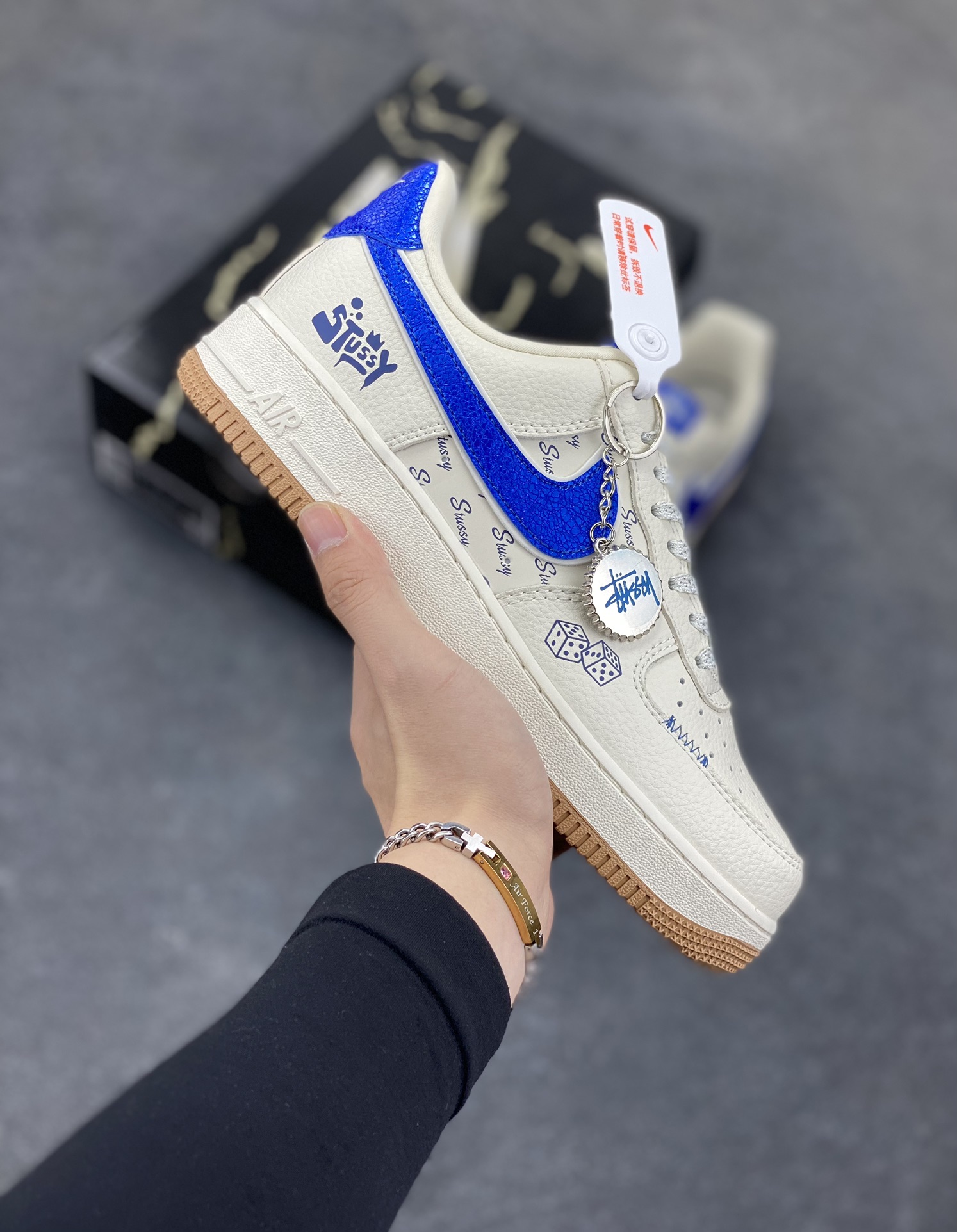 Nike Air Force 1 \’07 Low “斯图西联名——骰子米蓝生胶”空军一号 低帮 运动鞋 休闲鞋 折边针车 工艺难度大 原楦头原纸板 原装鞋盒 定制五金配件 内置全掌气垫 原厂鞋底 货号:KJ1688-006 尺码:36 36.5 37.5 38 38.5 39 40 40.5 41 42 42.5 43 44 44.5 45-选品中心