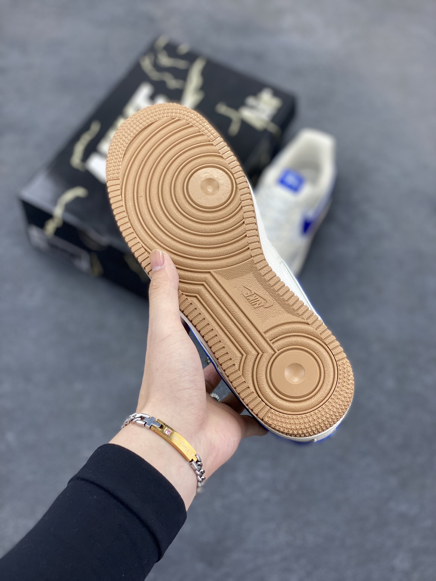 图片[5]-Nike Air Force 1 \’07 Low “斯图西联名——骰子米蓝生胶”空军一号 低帮 运动鞋 休闲鞋 折边针车 工艺难度大 原楦头原纸板 原装鞋盒 定制五金配件 内置全掌气垫 原厂鞋底 货号：KJ1688-006 尺码：36 36.5 37.5 38 38.5 39 40 40.5 41 42 42.5 43 44 44.5 45-选品中心