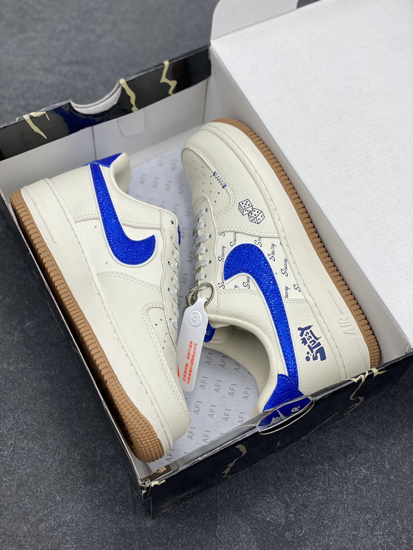 图片[9]-Nike Air Force 1 \’07 Low “斯图西联名——骰子米蓝生胶”空军一号 低帮 运动鞋 休闲鞋 折边针车 工艺难度大 原楦头原纸板 原装鞋盒 定制五金配件 内置全掌气垫 原厂鞋底 货号：KJ1688-006 尺码：36 36.5 37.5 38 38.5 39 40 40.5 41 42 42.5 43 44 44.5 45-选品中心